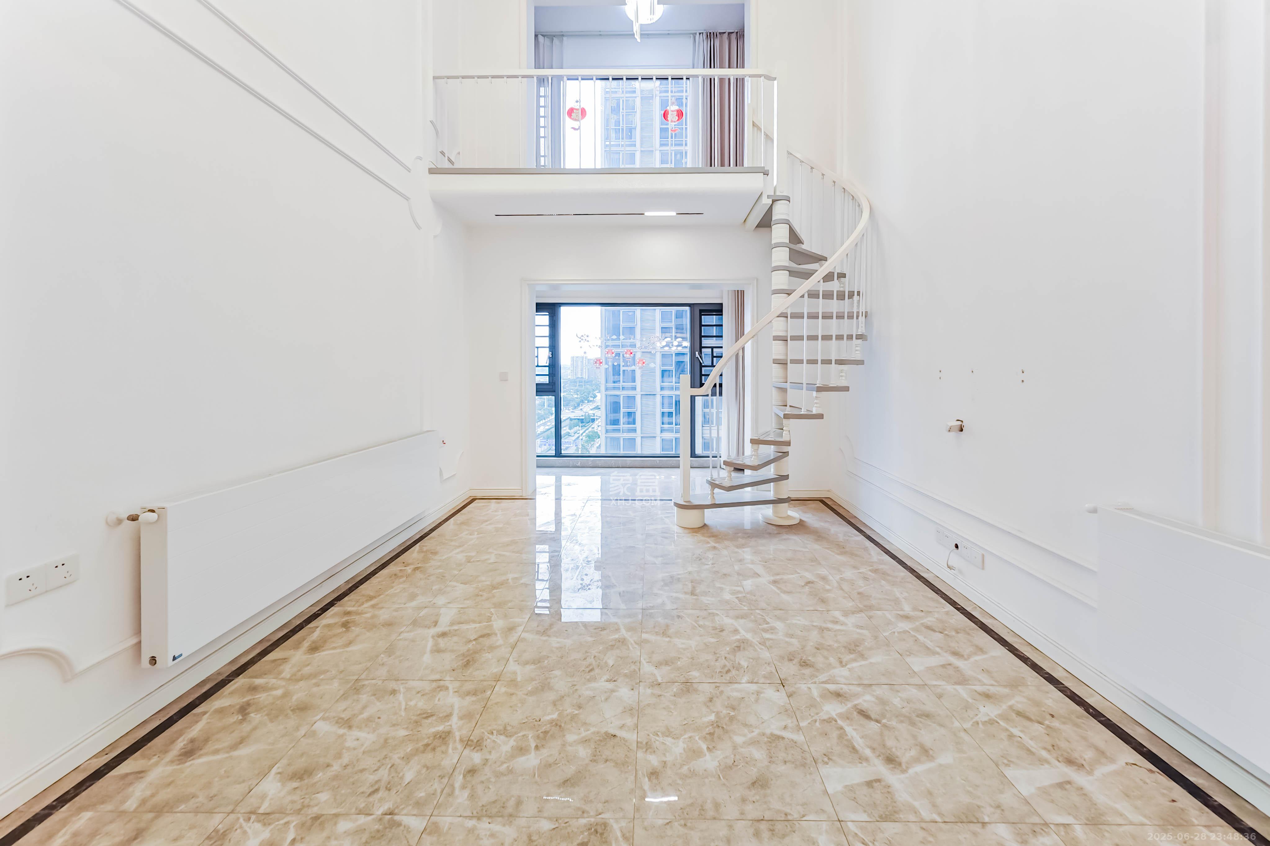 绿地长沙城际空间站(绿地新里佳苑)  5室2厅3卫    299.8万 绿地长沙城际空间站(绿地新里佳苑)  5室2厅3卫    299.8万客厅