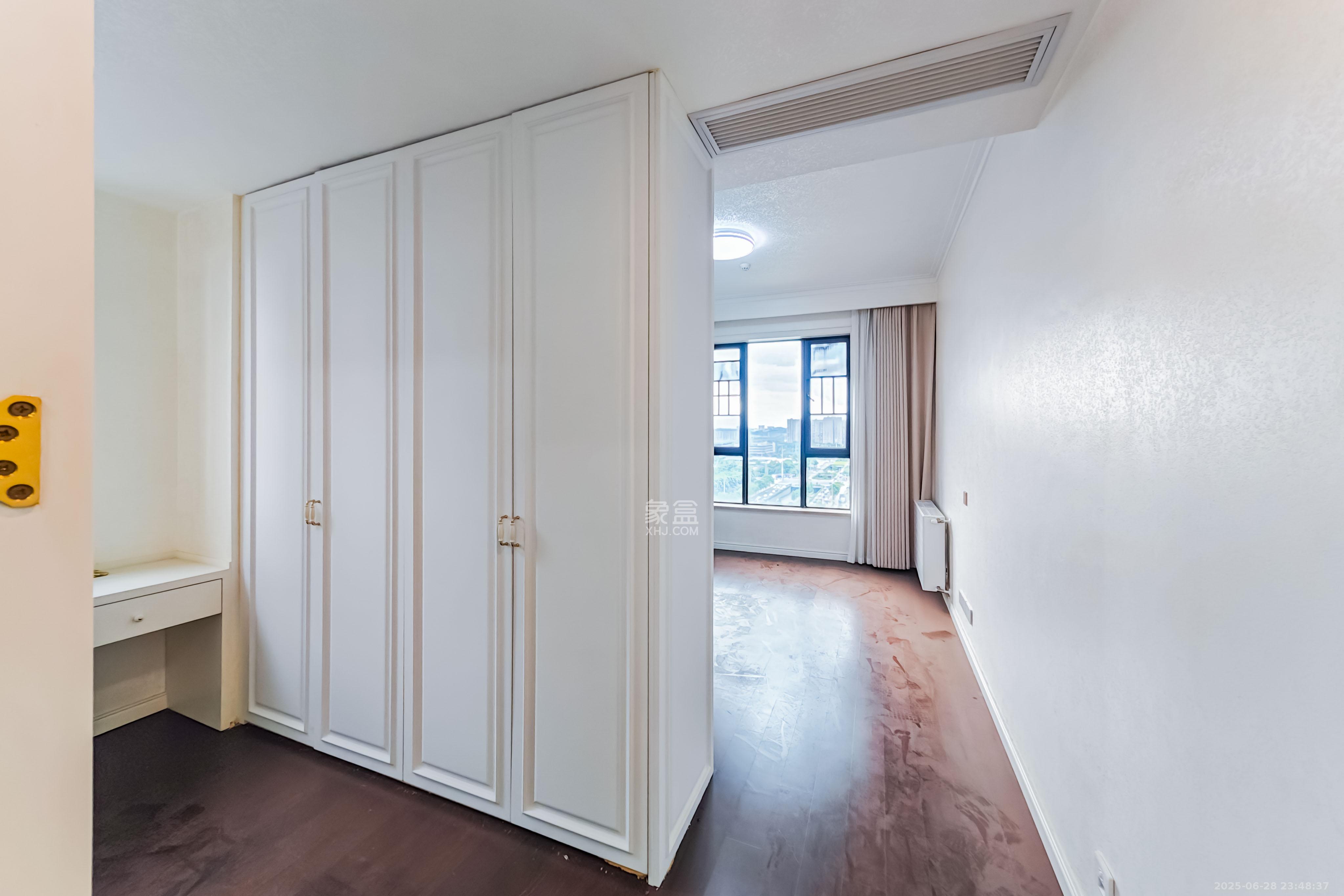 绿地长沙城际空间站(绿地新里佳苑)  5室2厅3卫    299.8万 绿地长沙城际空间站(绿地新里佳苑)  5室2厅3卫    299.8万卧室