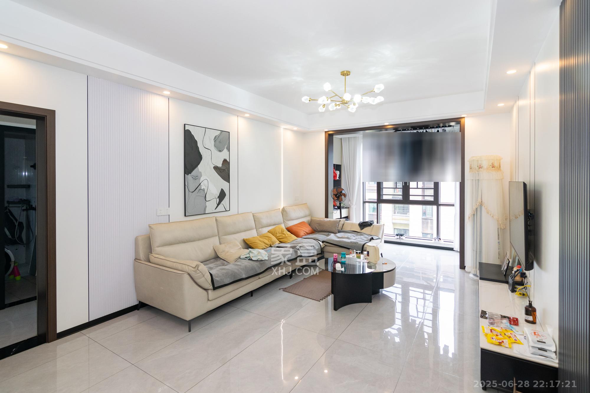 金地三千府(金地湖山樾、金地自在城) 3室2厅2卫 98.0万 金地三千府(金地湖山樾、金地自在城) 3室2厅2卫 98.0万客厅