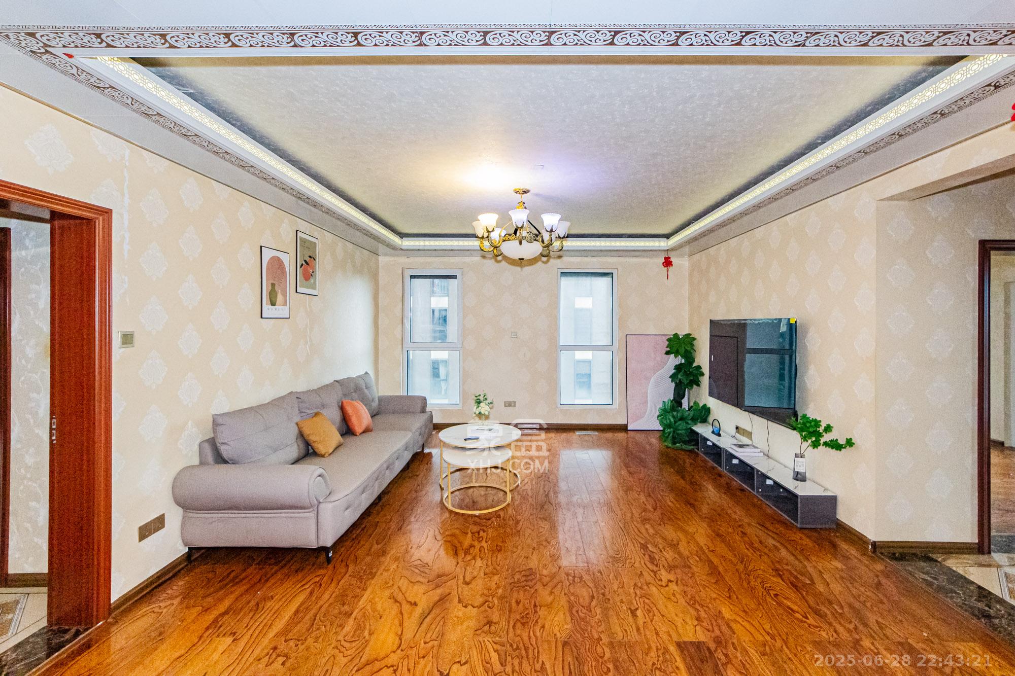 万国城(当代满庭春MOMA)三期 4室2厅3卫 205.0万 万国城(当代满庭春MOMA)三期 4室2厅3卫 205.0万客厅