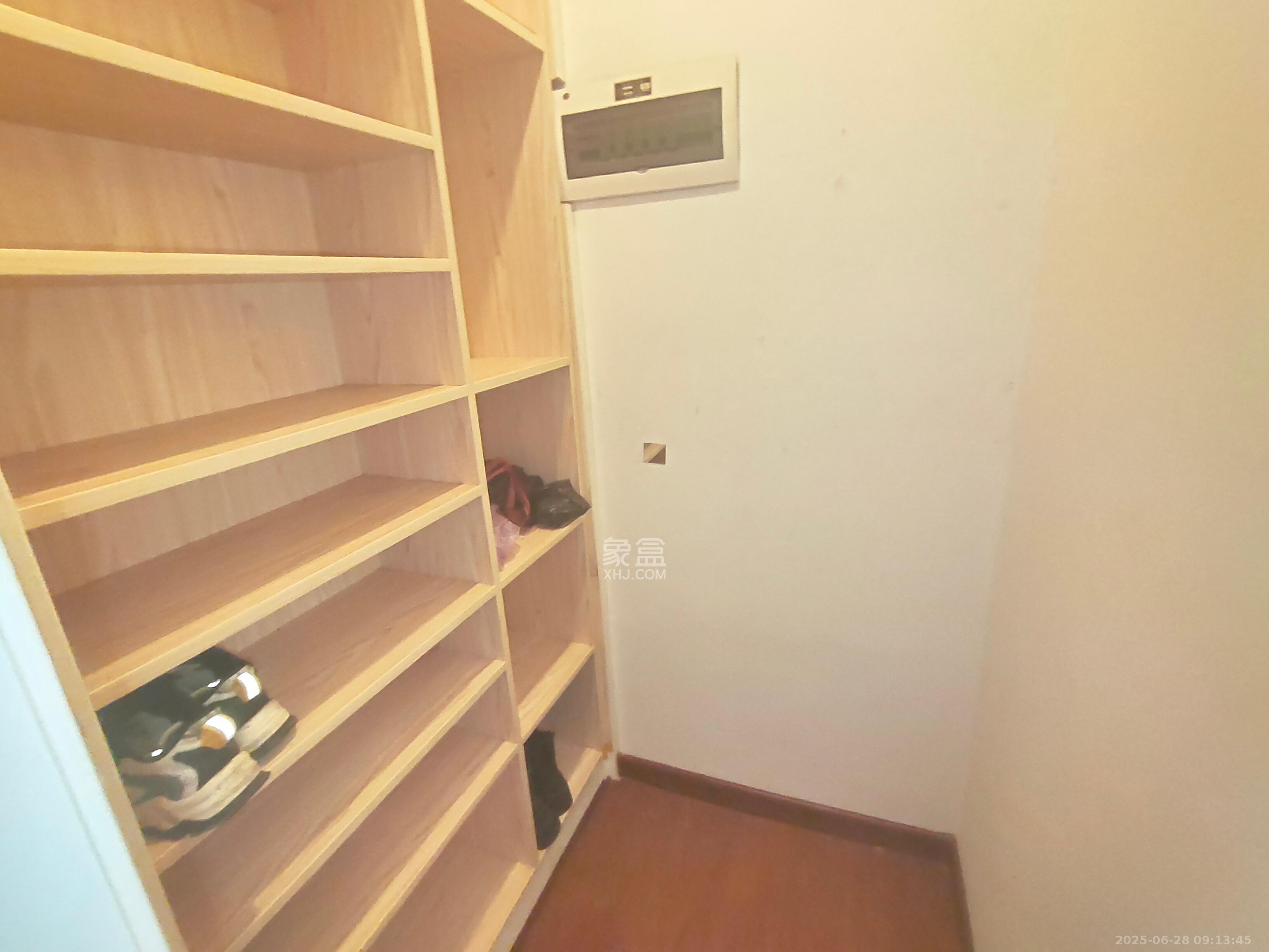 阳光100三期  4室2厅2卫   3800.00元/月室内图