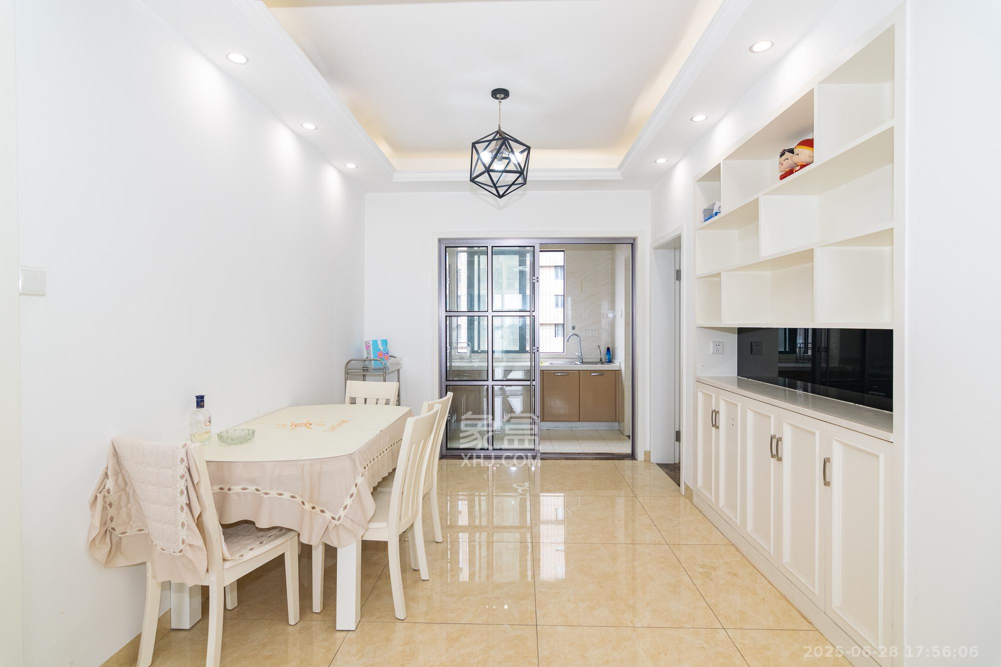 联诚国际城  3室2厅2卫    66.0万 联诚国际城  3室2厅2卫    66.0万客厅