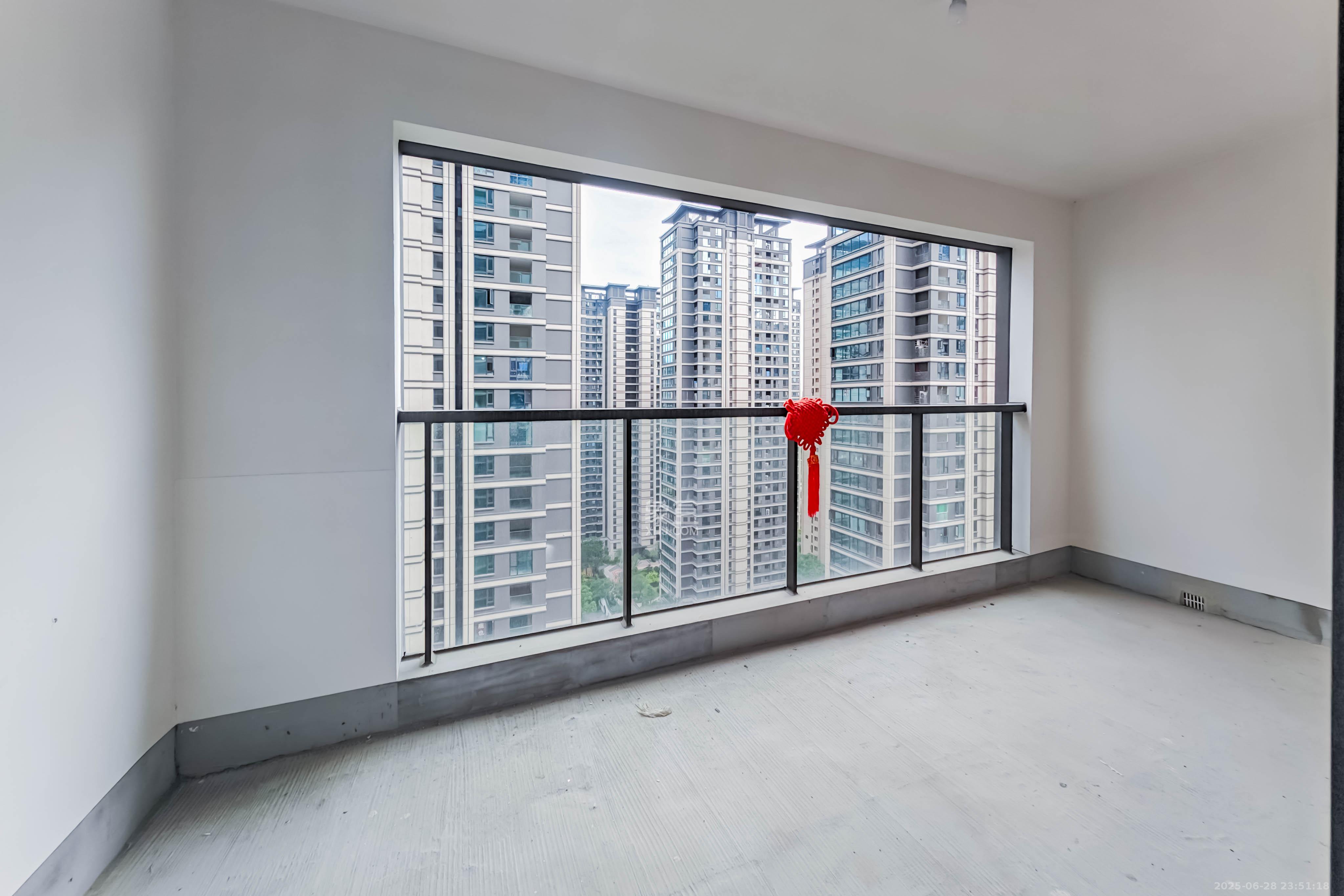 建发玖洲观澜  5室2厅2卫   266.00万其他