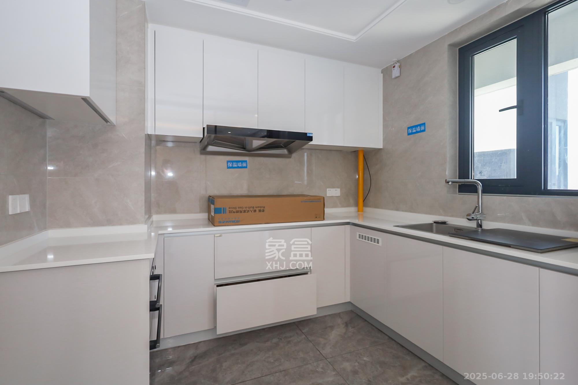 滨江府1913  4室2厅3卫    415.0万厨房