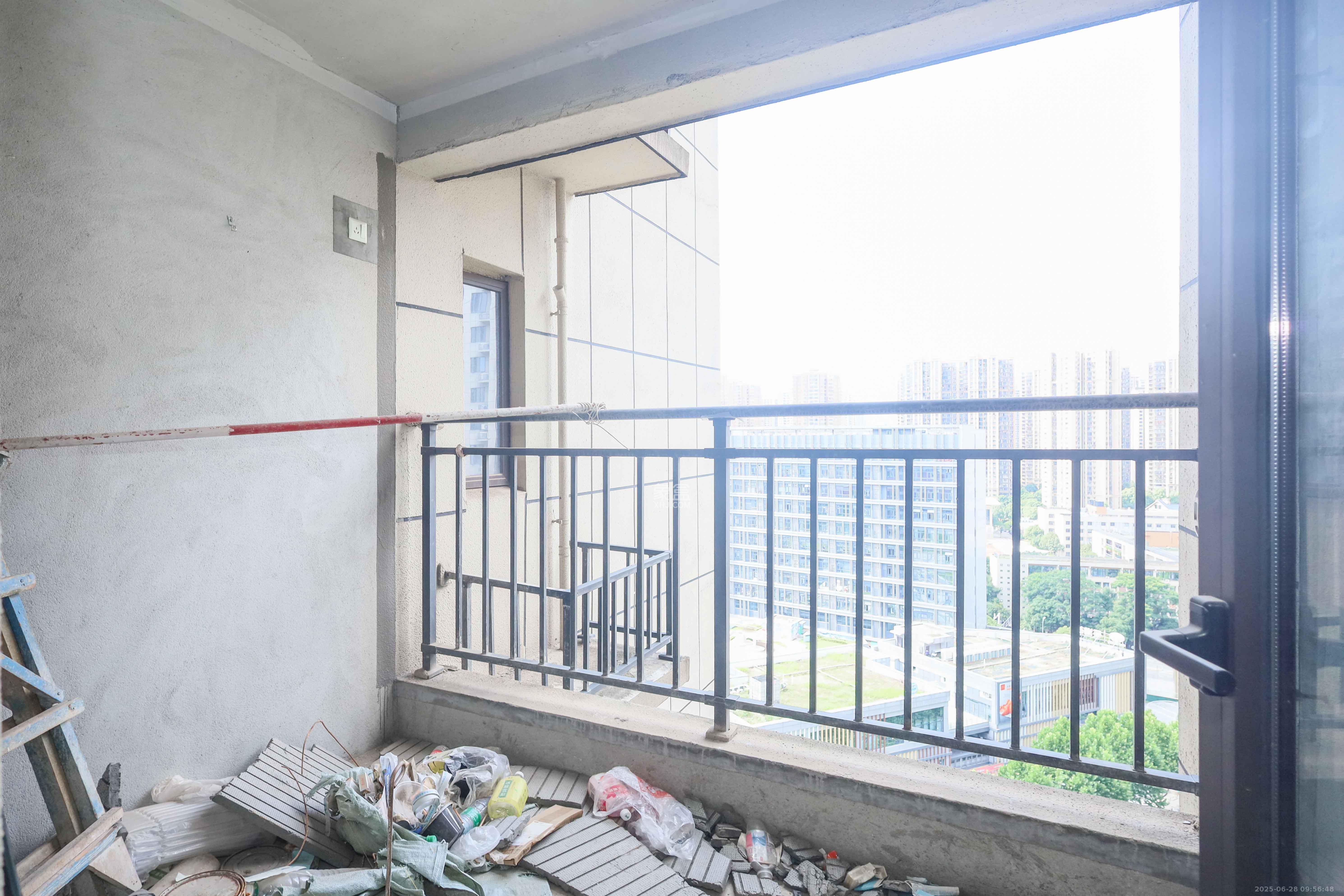 中国铁建梅溪青秀二期  4室2厅2卫   136.00万阳台