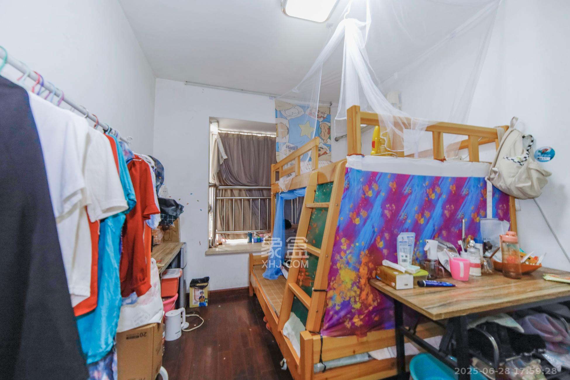 路桥大厦  4室2厅2卫   130.00万卧室