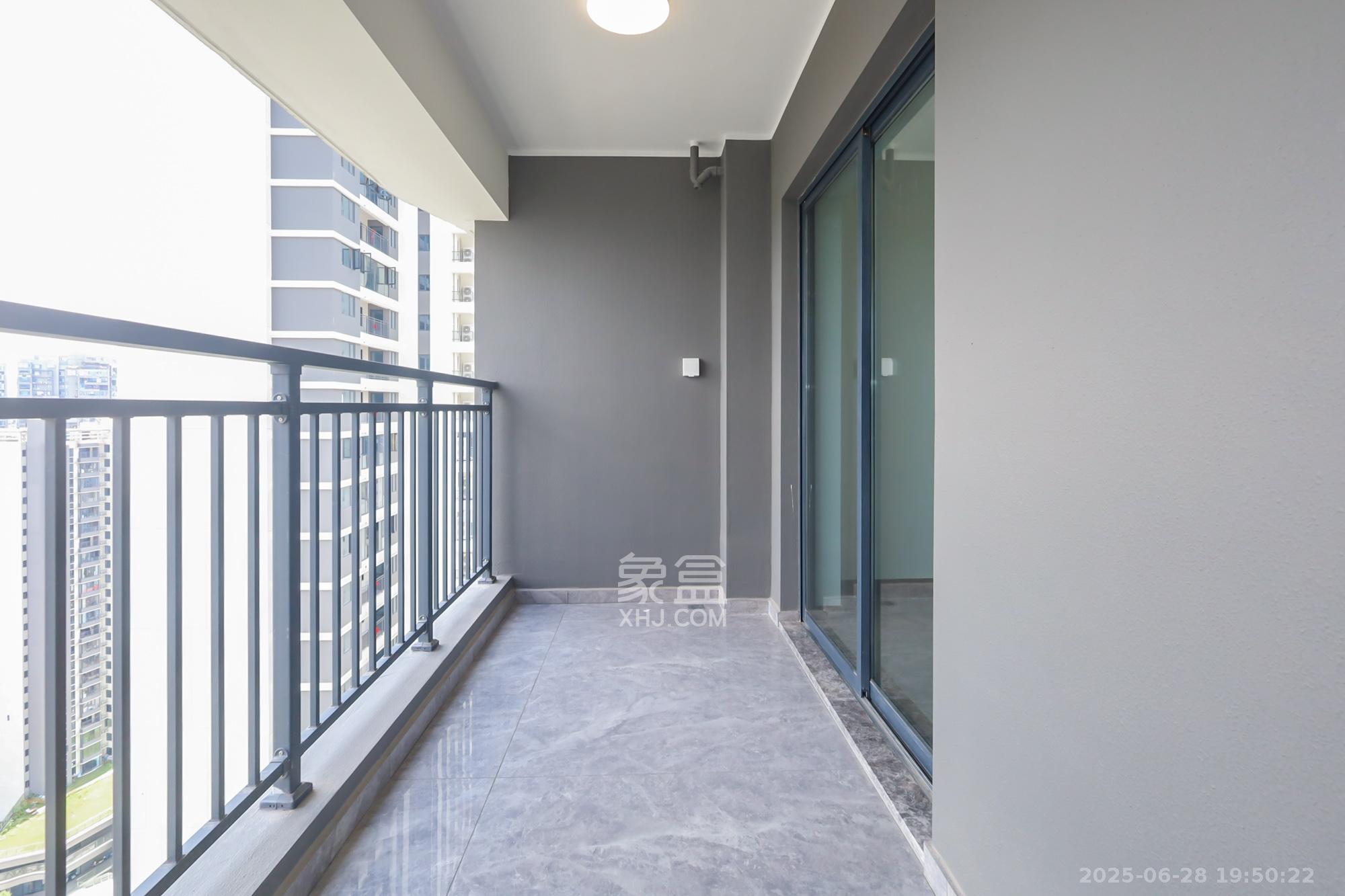 滨江府1913  4室2厅3卫    415.0万 滨江府1913  4室2厅3卫    415.0万阳台