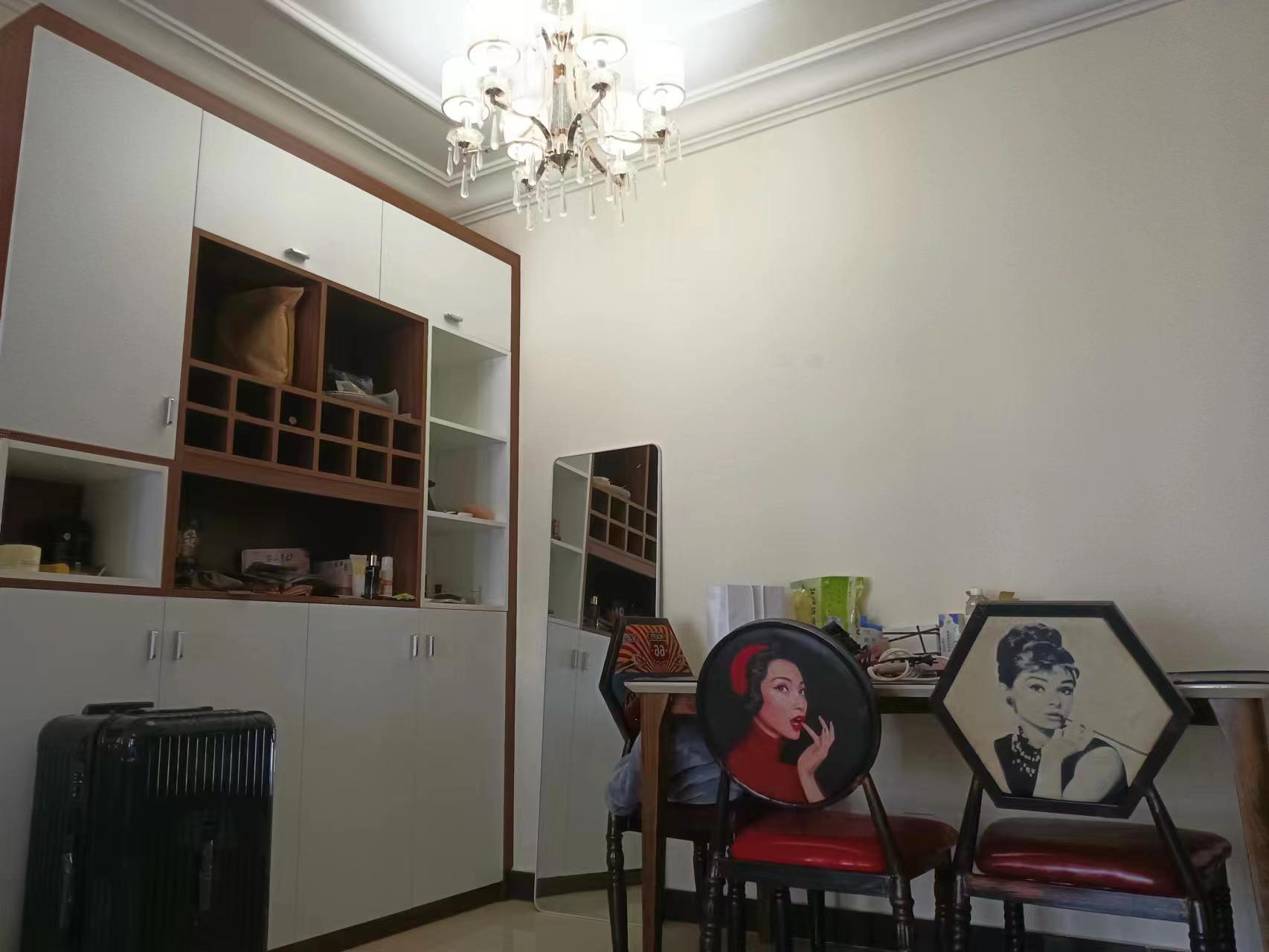 恒大外滩  2室2厅1卫    169.0万 恒大外滩  2室2厅1卫    169.0万客厅