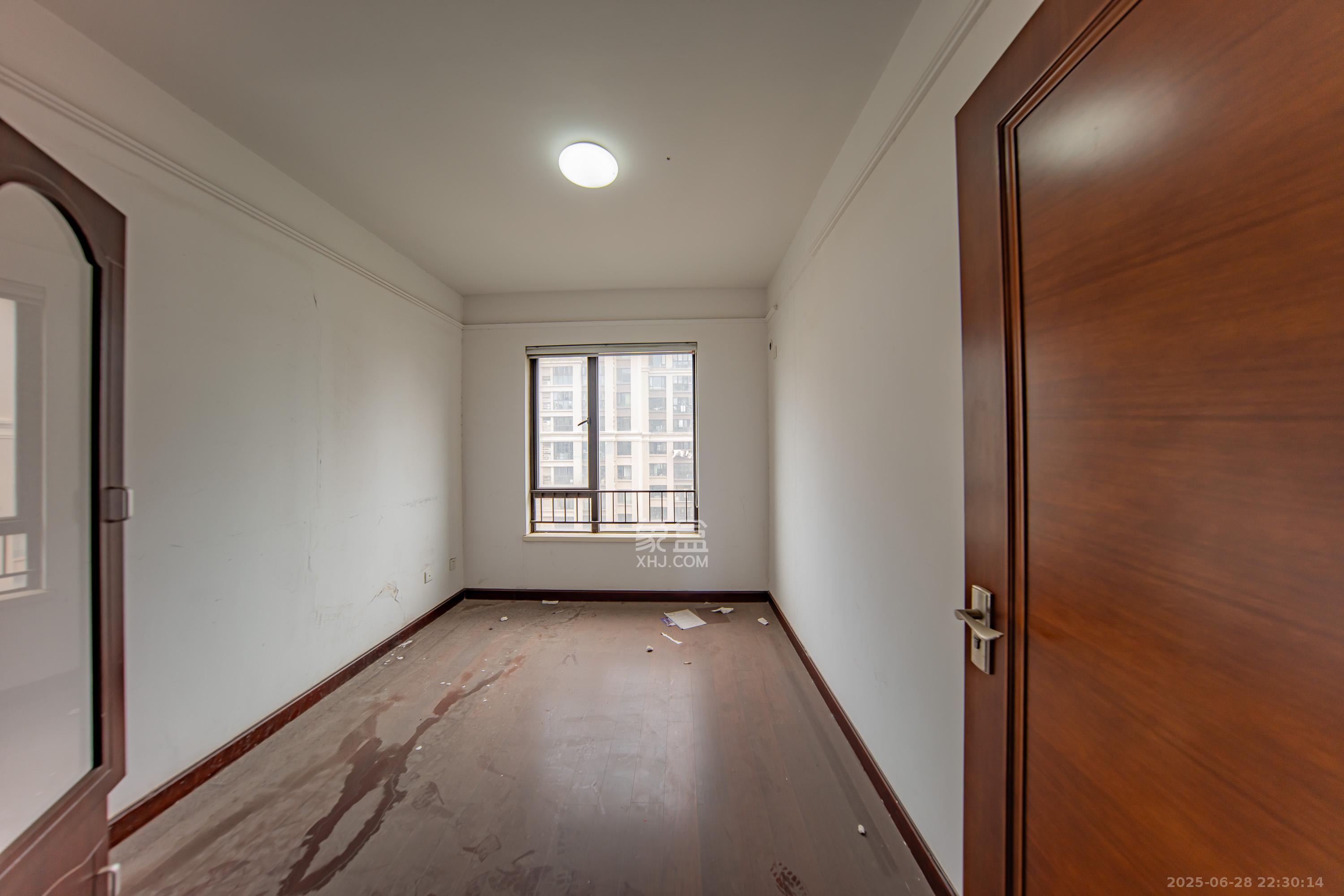 中海国际三期 4室2厅2卫 89.0万 中海国际三期 4室2厅2卫 89.0万卧室