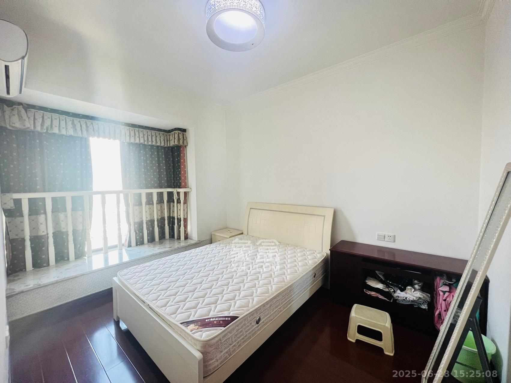 藏珑湖上国际花园 4室2厅2卫 3600.0元/月 藏珑湖上国际花园 4室2厅2卫 3600.0元/月室内图