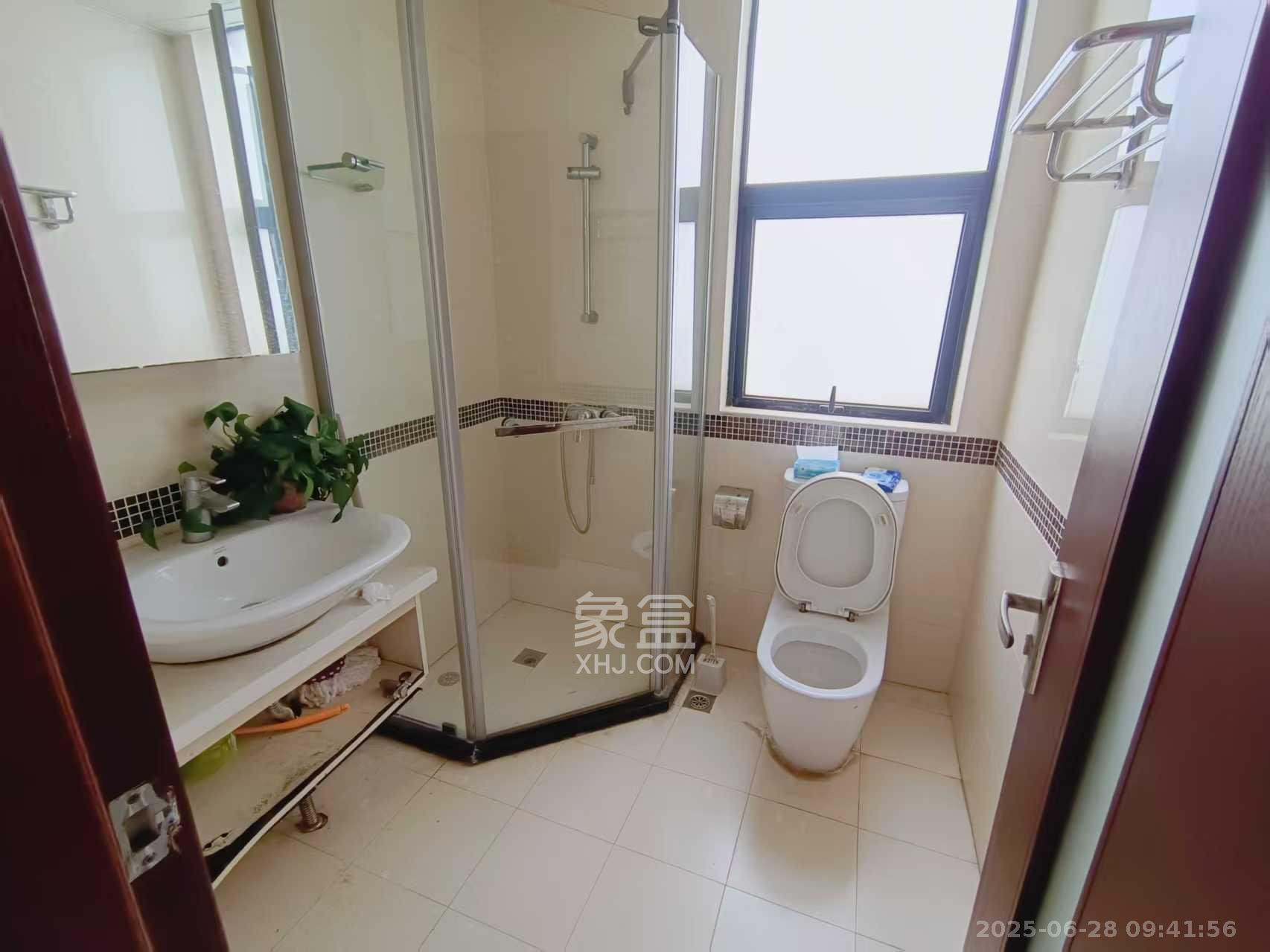 阳光100三期  2室2厅1卫   2400.00元/月室内图