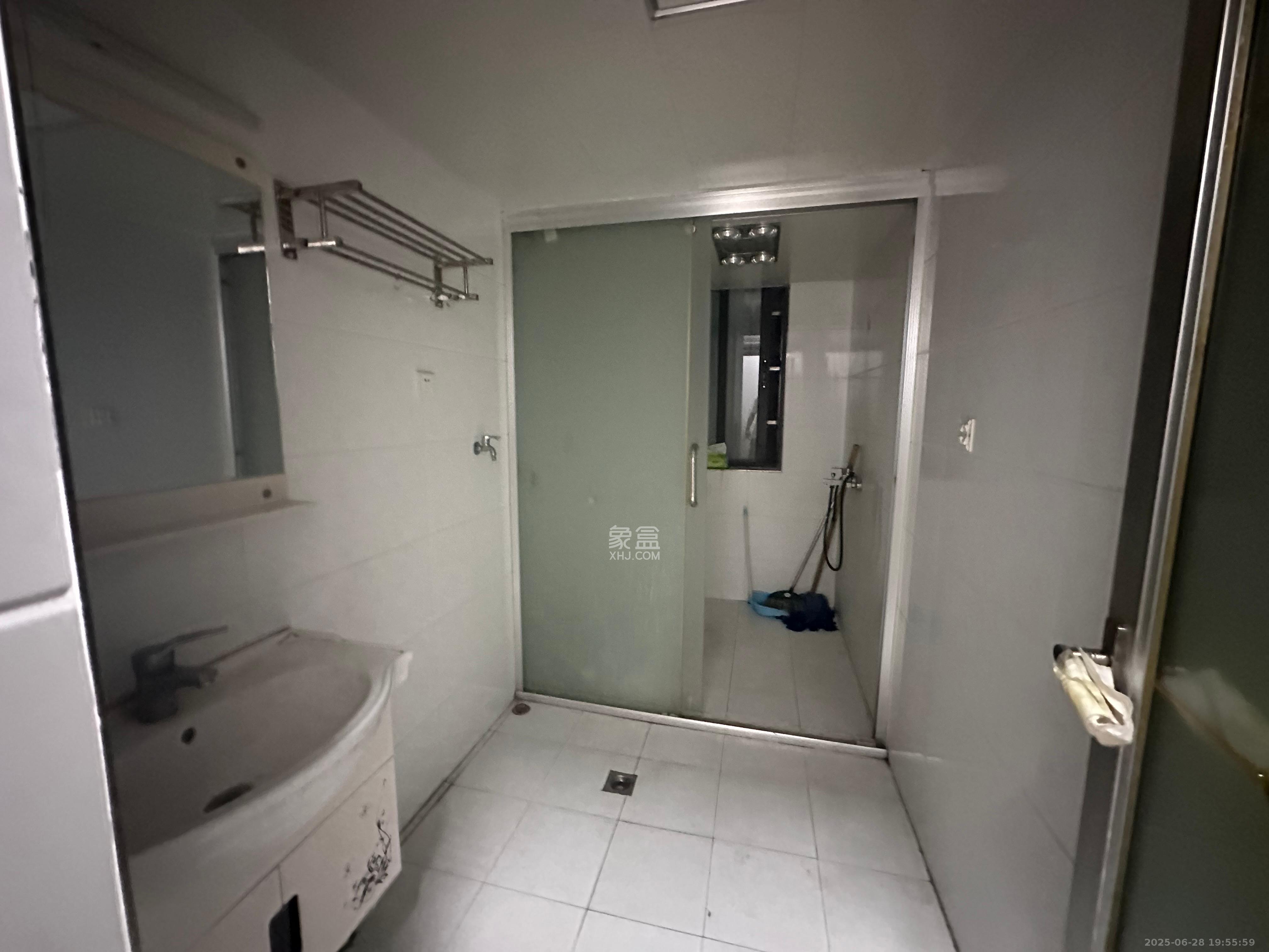 满庭芳小区 3室2厅1卫 2600.0元/月 满庭芳小区 3室2厅1卫 2600.0元/月室内图