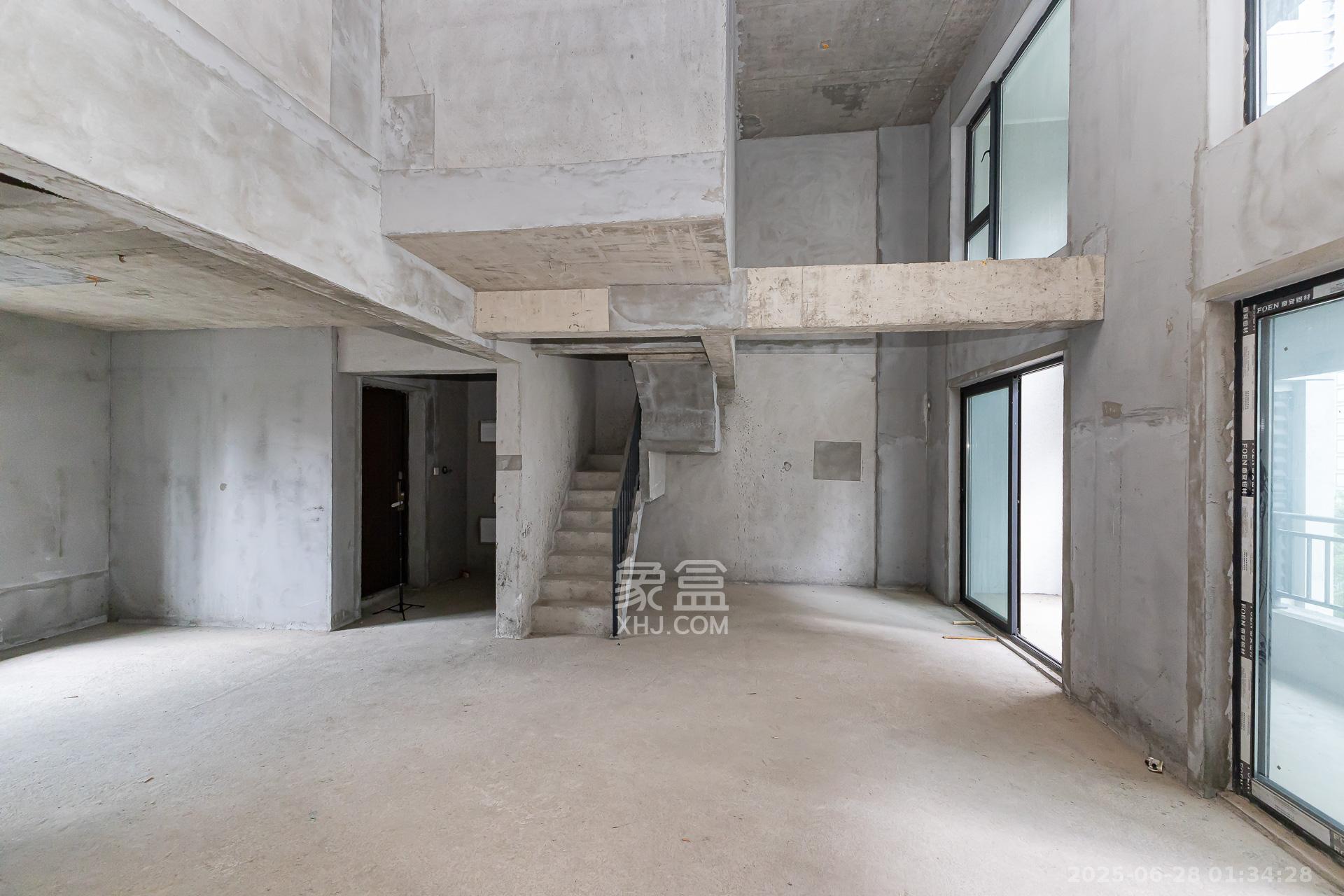 越秀湘江星汇城二期  4室2厅2卫    129.8万 越秀湘江星汇城二期  4室2厅2卫    129.8万客厅