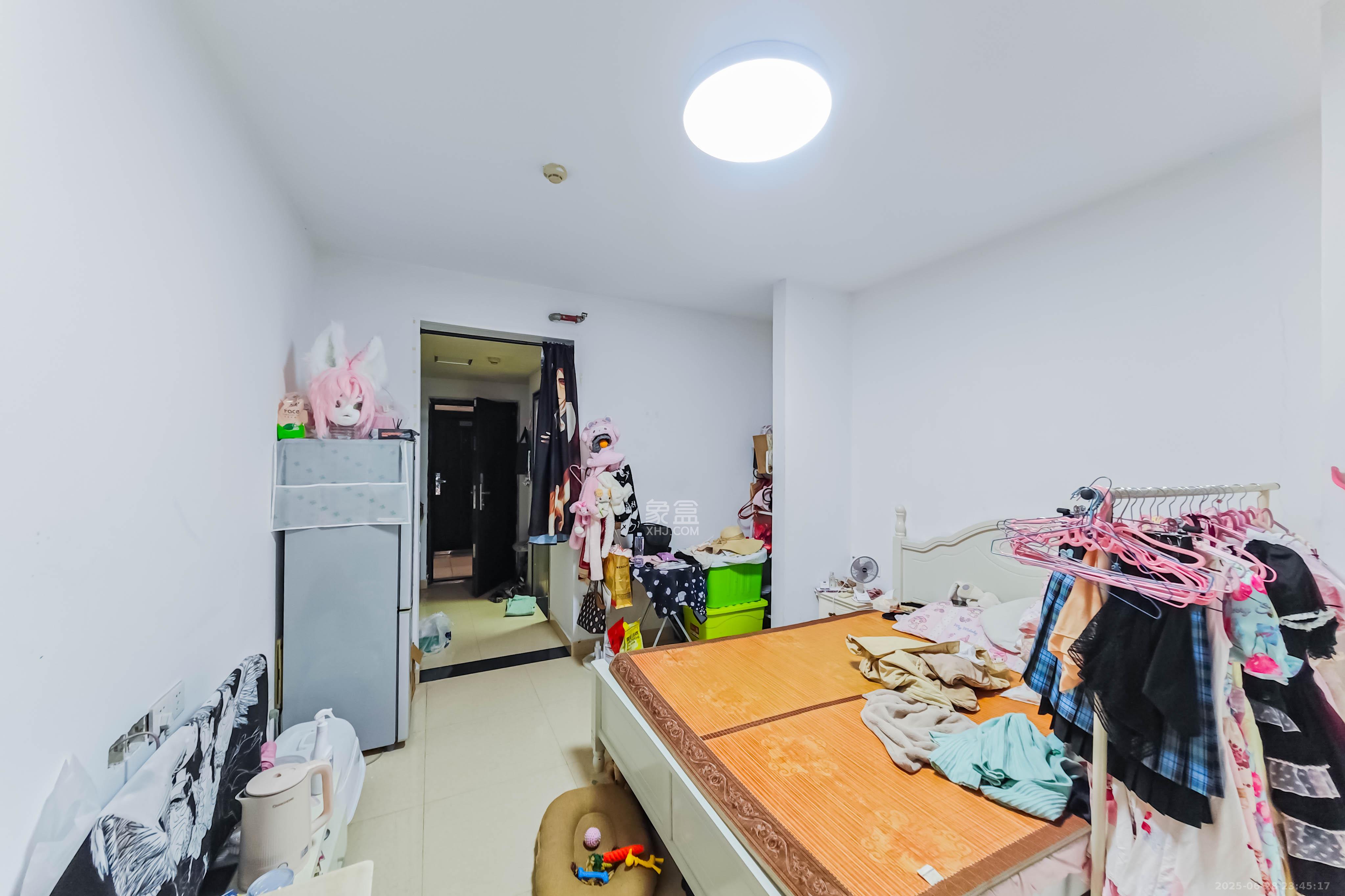 融科东南海  1室1厅1卫   23.30万客厅