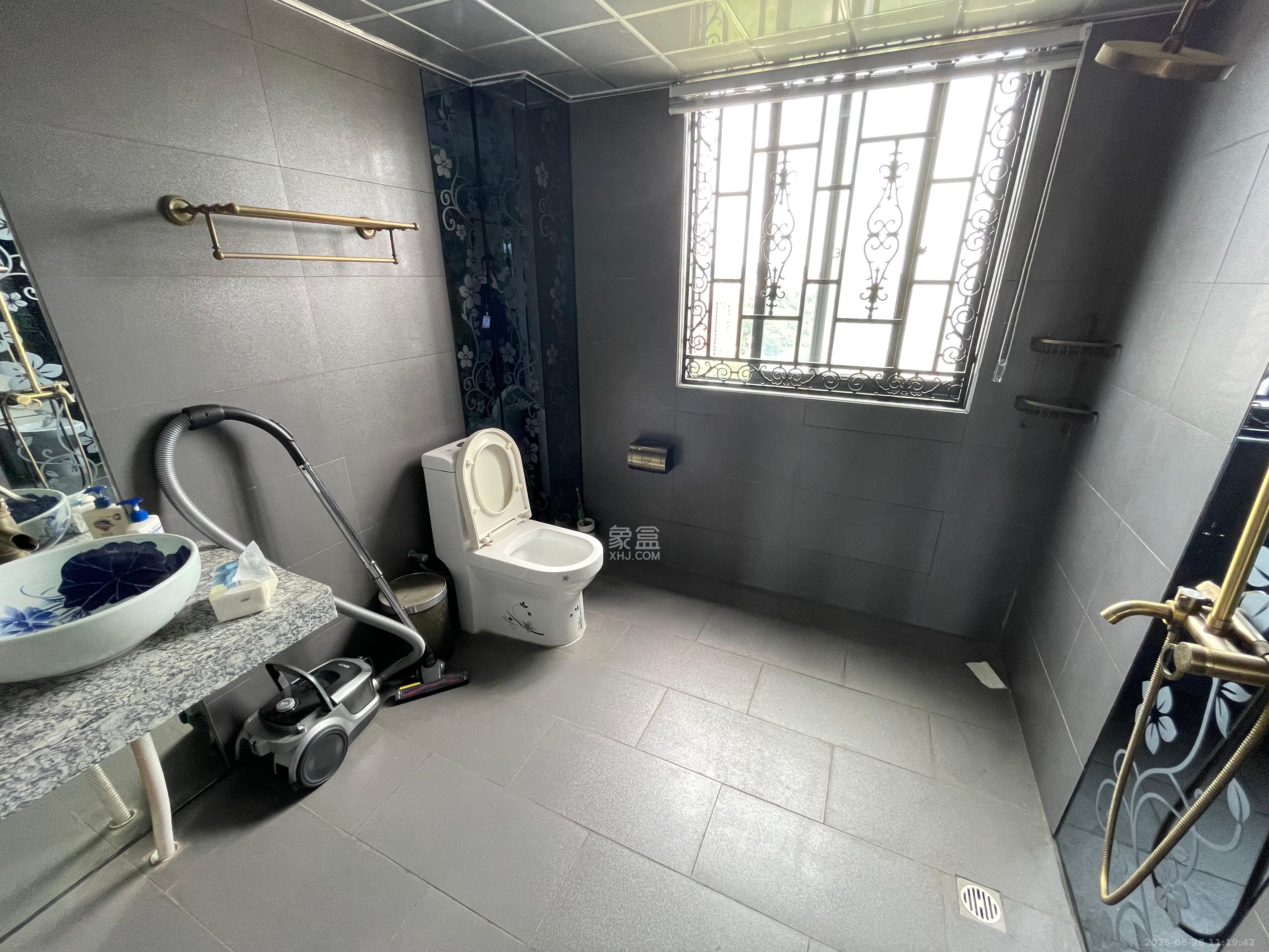 诚兴园 4室2厅2卫 3000.0元/月 诚兴园 4室2厅2卫 3000.0元/月室内图