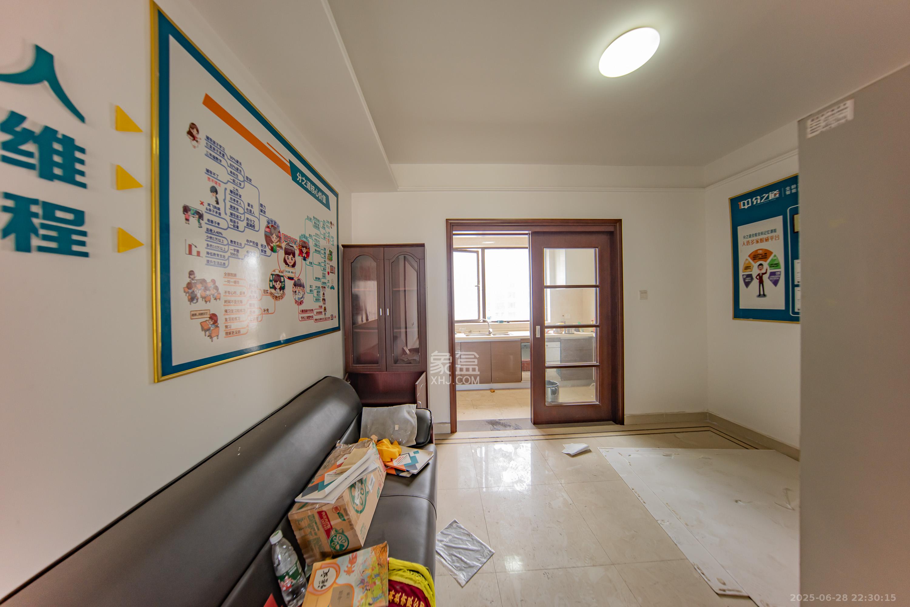 中海国际三期  4室2厅2卫    89.0万客厅