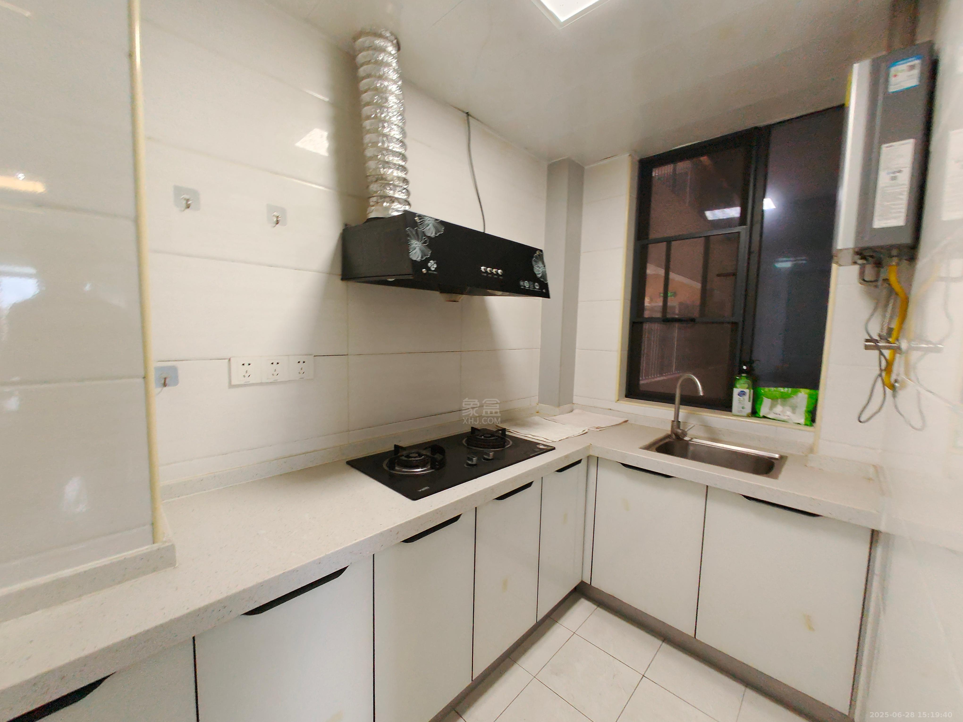 春藤小镇 3室2厅1卫 1800.0元/月 春藤小镇 3室2厅1卫 1800.0元/月室内图