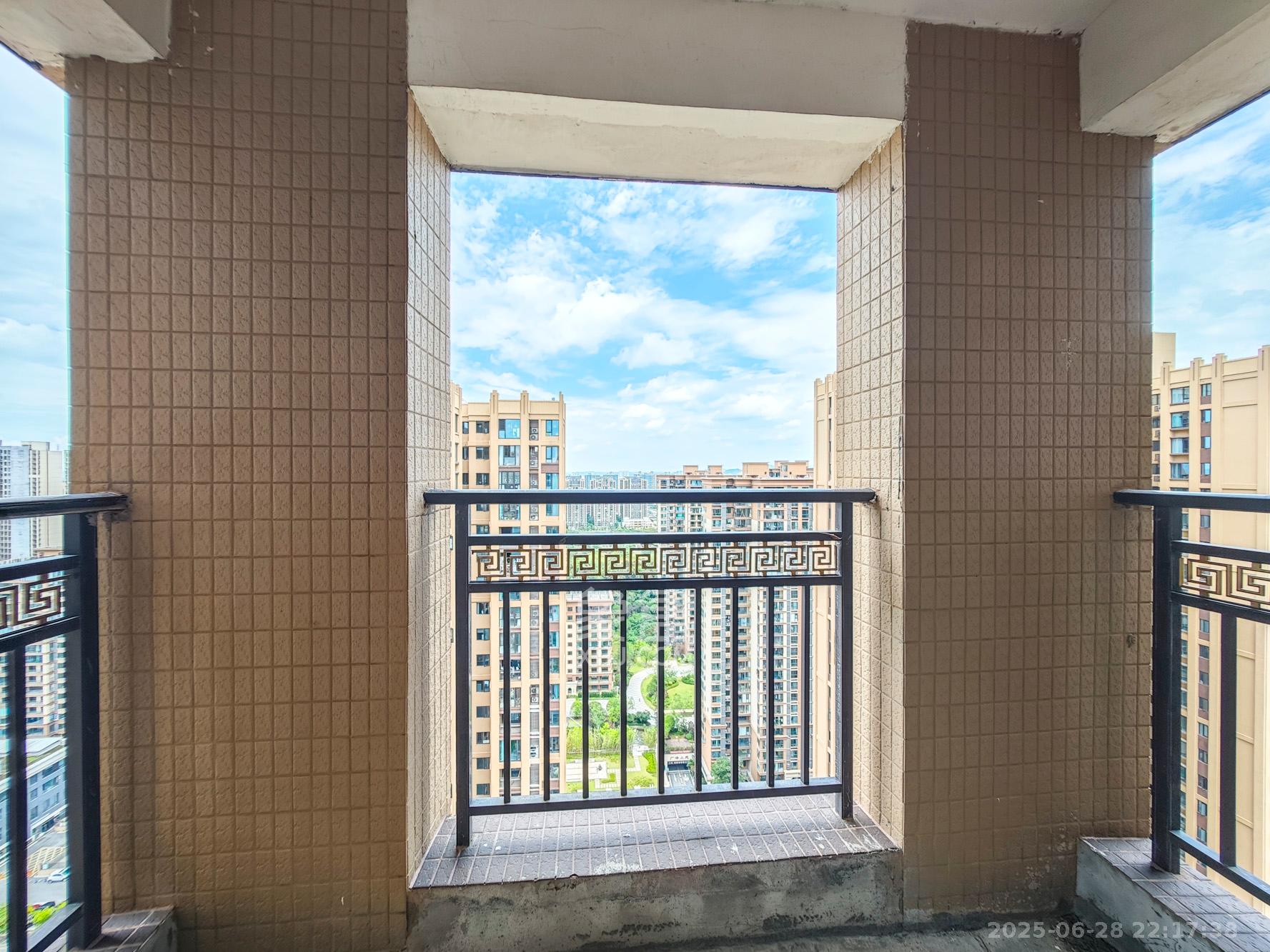 鸿邦国际城  3室2厅2卫    80.0万阳台