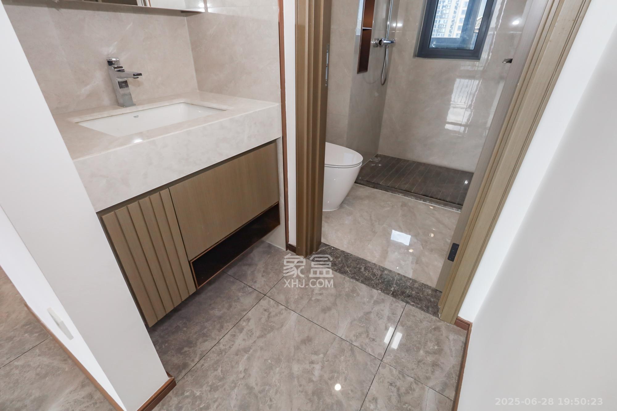 滨江府1913  4室2厅3卫    415.0万 滨江府1913  4室2厅3卫    415.0万卫生间