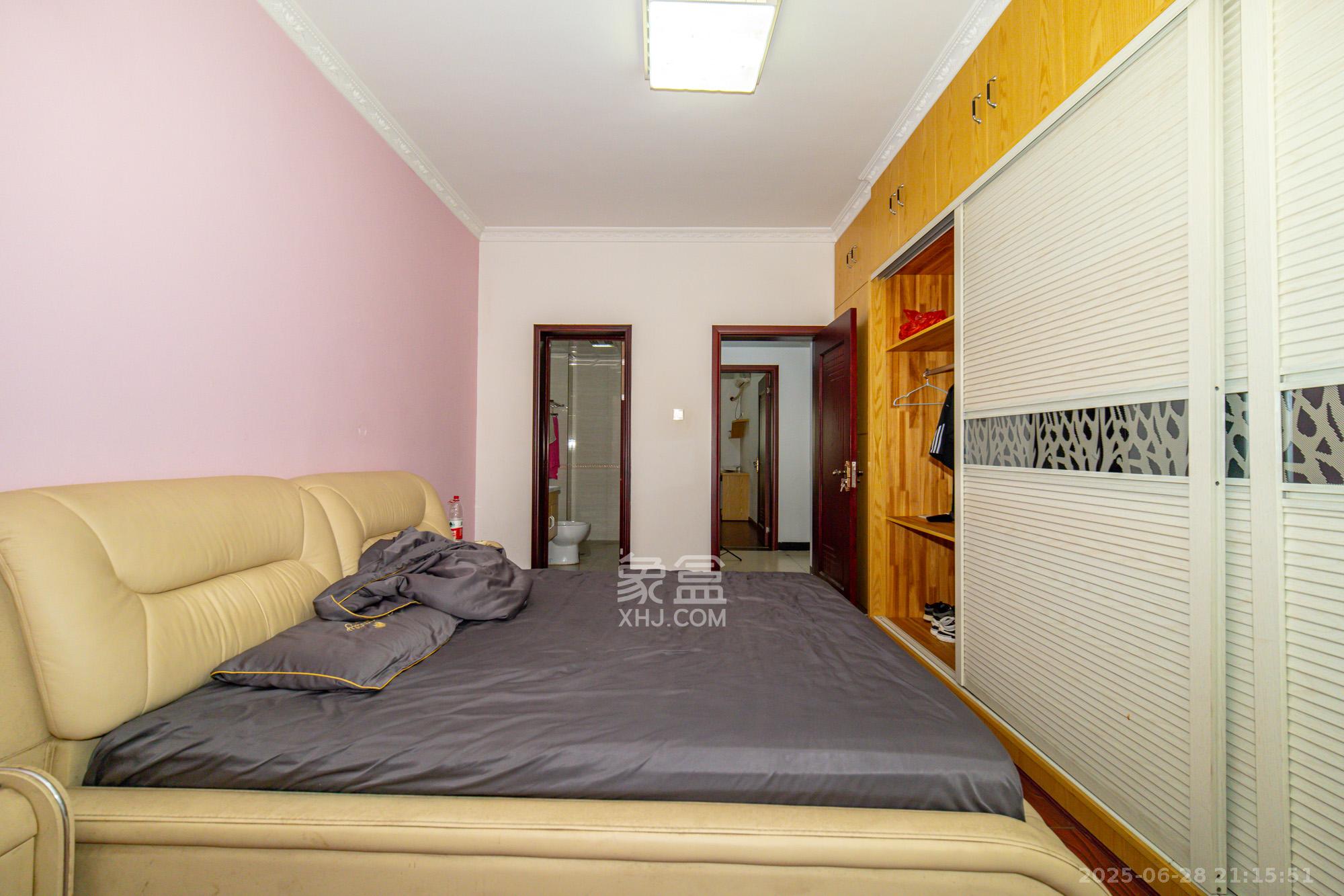 楚天中苑  3室2厅2卫    56.0万卧室