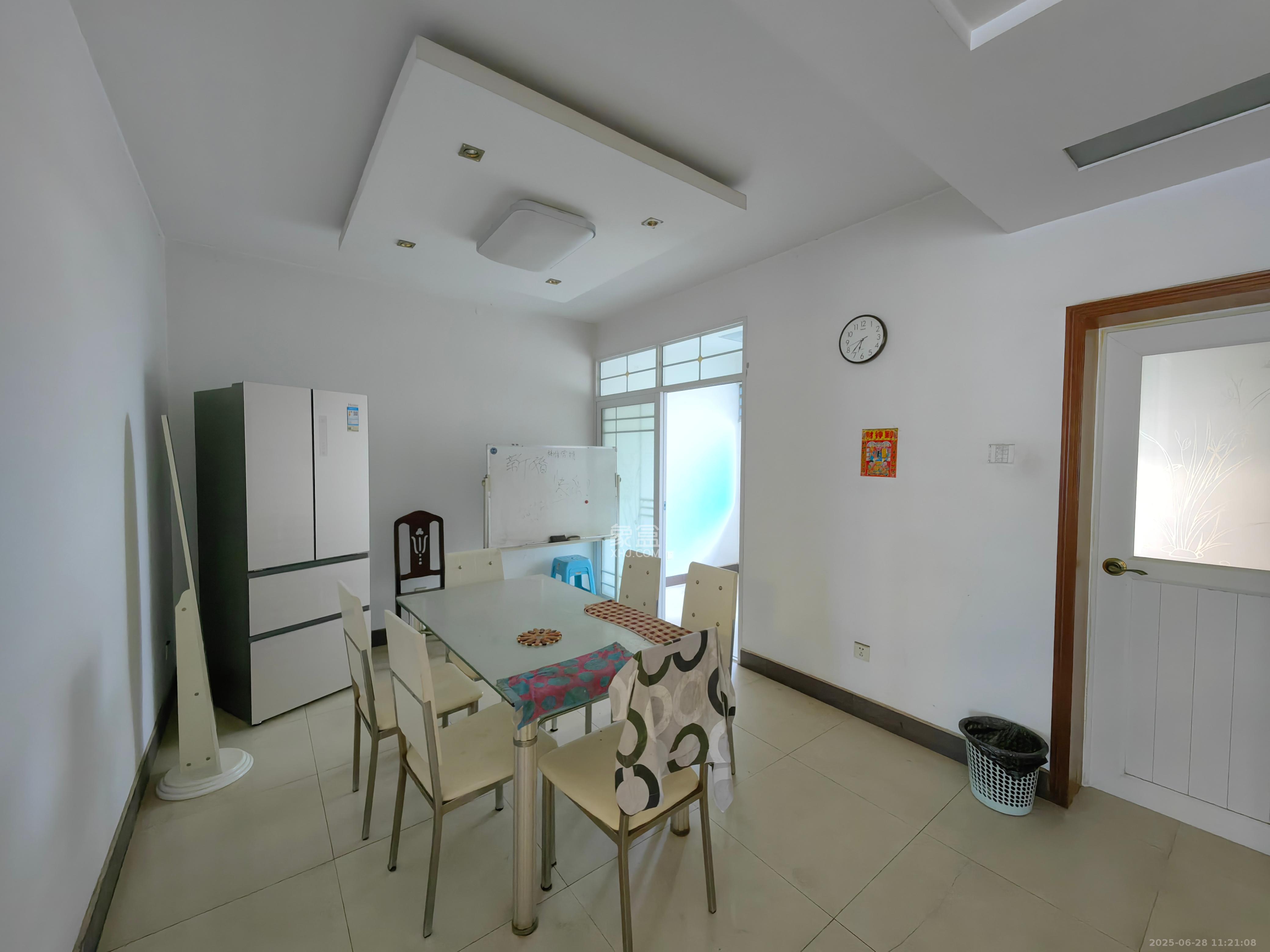 翡翠林居  3室2厅2卫    2000.0元/月室内图