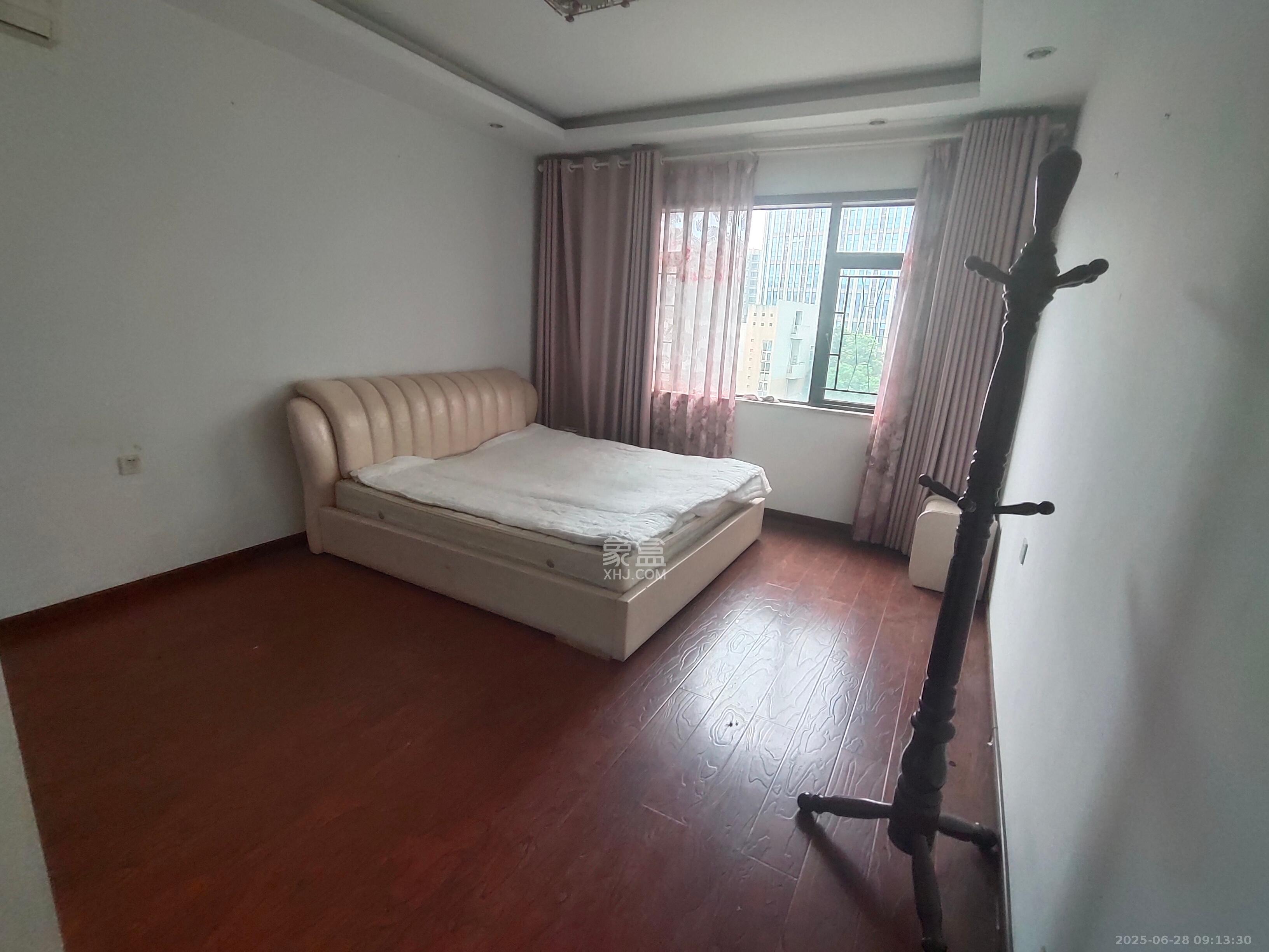 阳光100三期  4室2厅2卫   3800.00元/月室内图