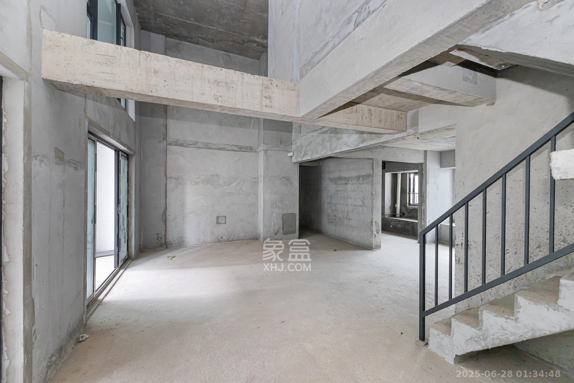 越秀湘江星汇城二期  4室2厅2卫    129.8万 越秀湘江星汇城二期  4室2厅2卫    129.8万客厅