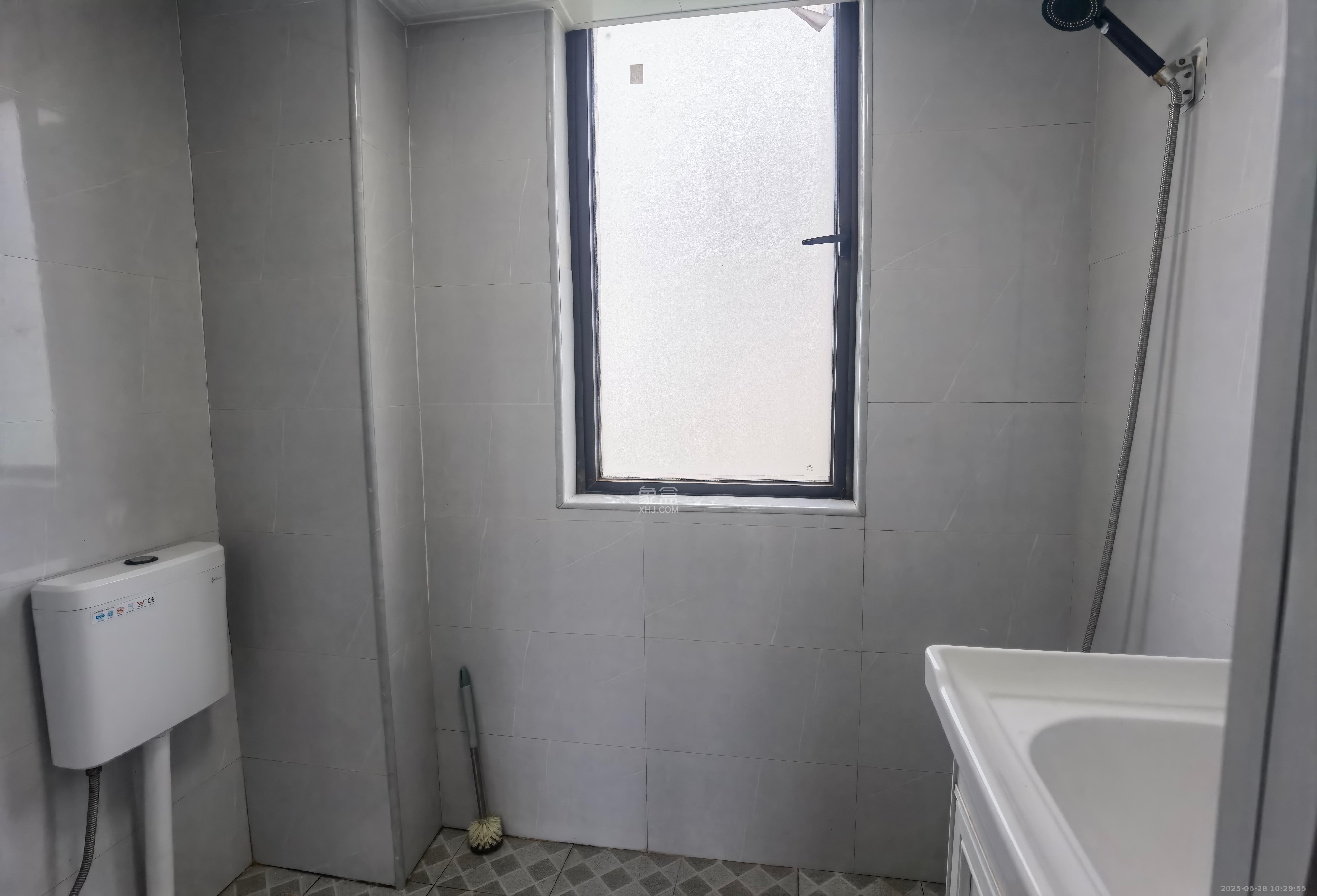 星湖湾二期高层  3室2厅2卫    2200.0元/月 星湖湾二期高层  3室2厅2卫    2200.0元/月室内图