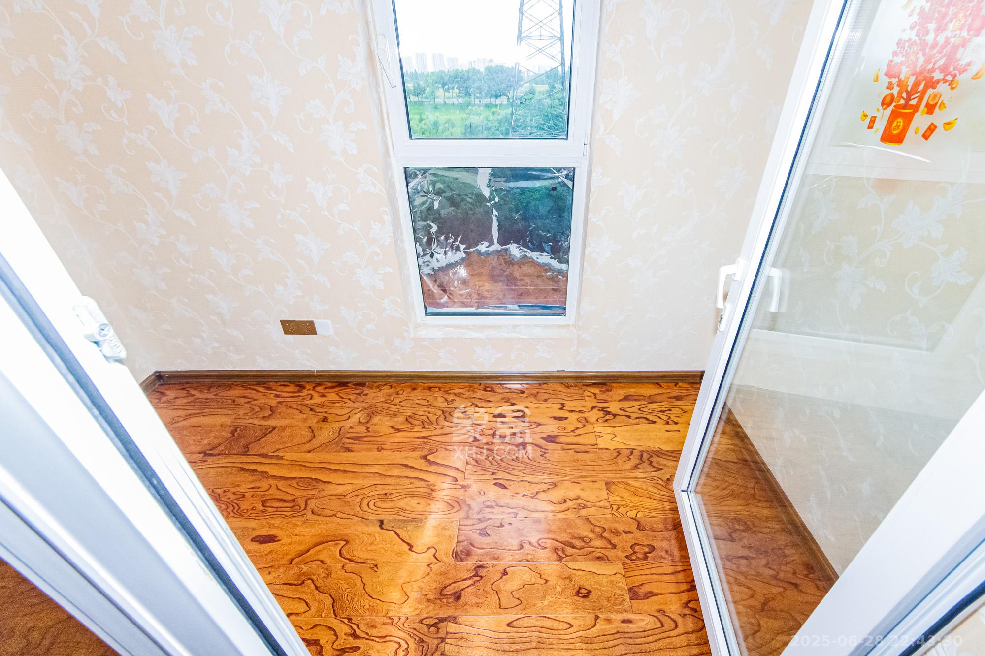 万国城(当代满庭春MOMA)三期 4室2厅3卫 205.0万 万国城(当代满庭春MOMA)三期 4室2厅3卫 205.0万阳台