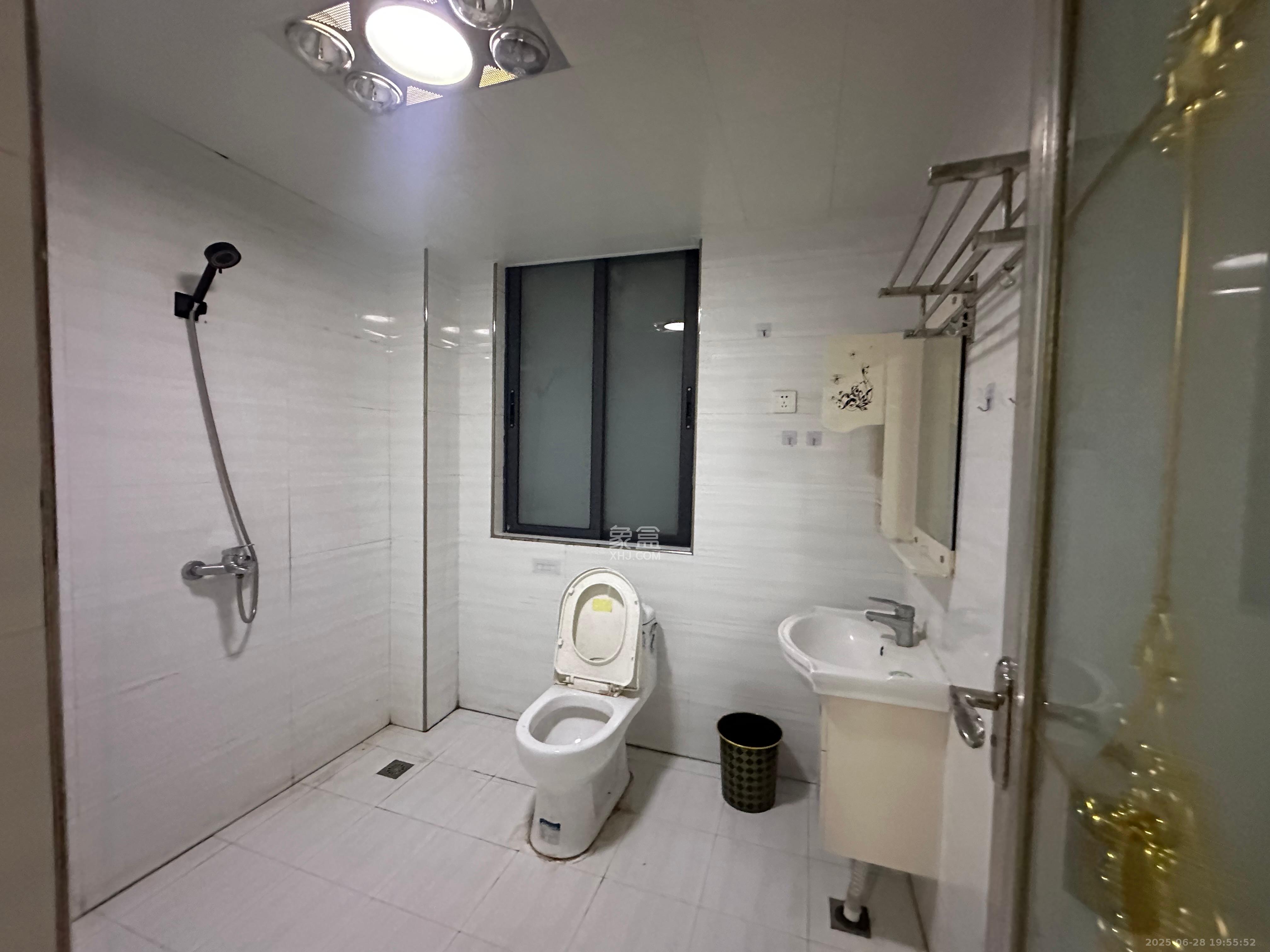 满庭芳小区 3室2厅1卫 2600.0元/月 满庭芳小区 3室2厅1卫 2600.0元/月室内图