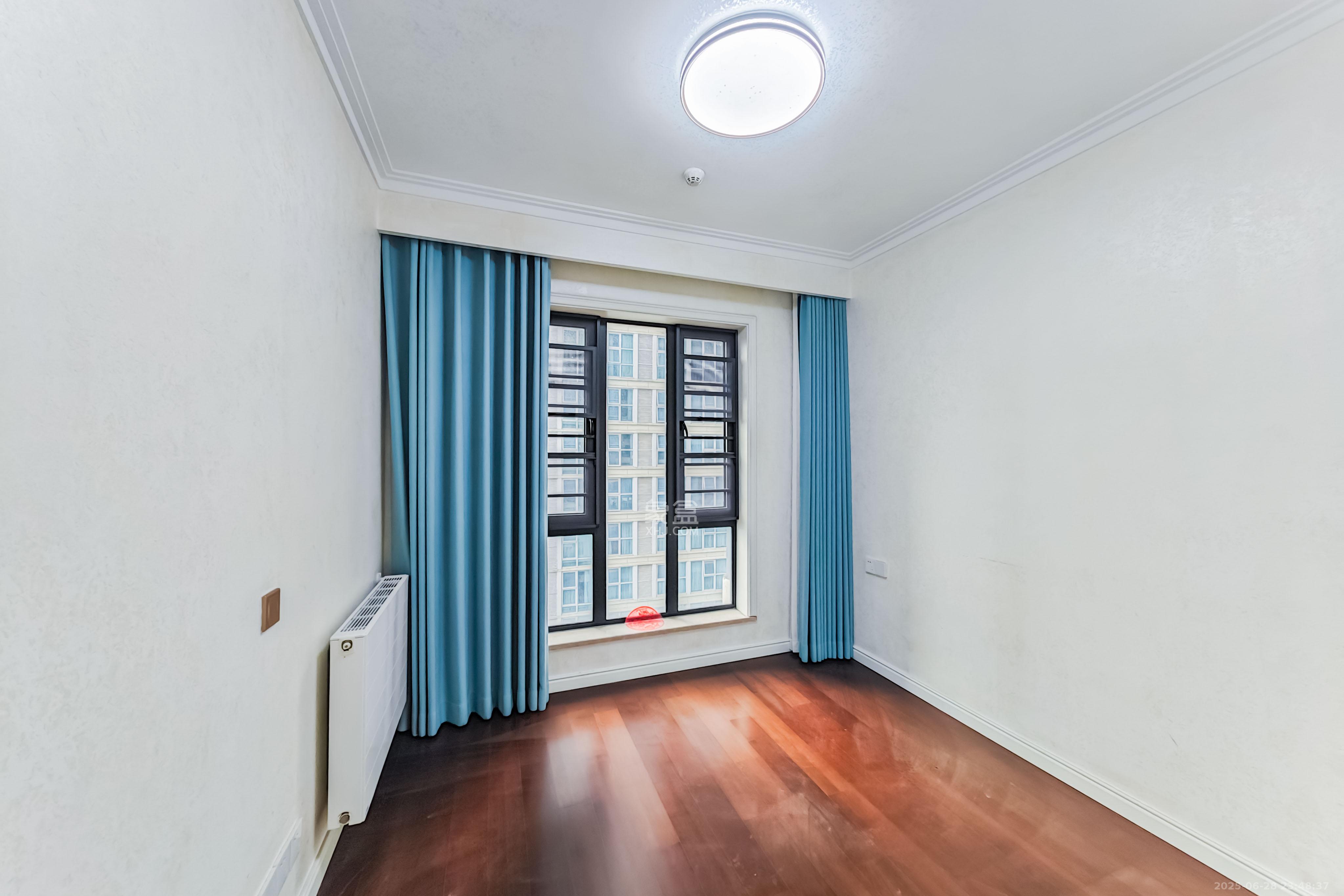 绿地长沙城际空间站(绿地新里佳苑)  5室2厅3卫    299.8万 绿地长沙城际空间站(绿地新里佳苑)  5室2厅3卫    299.8万卧室