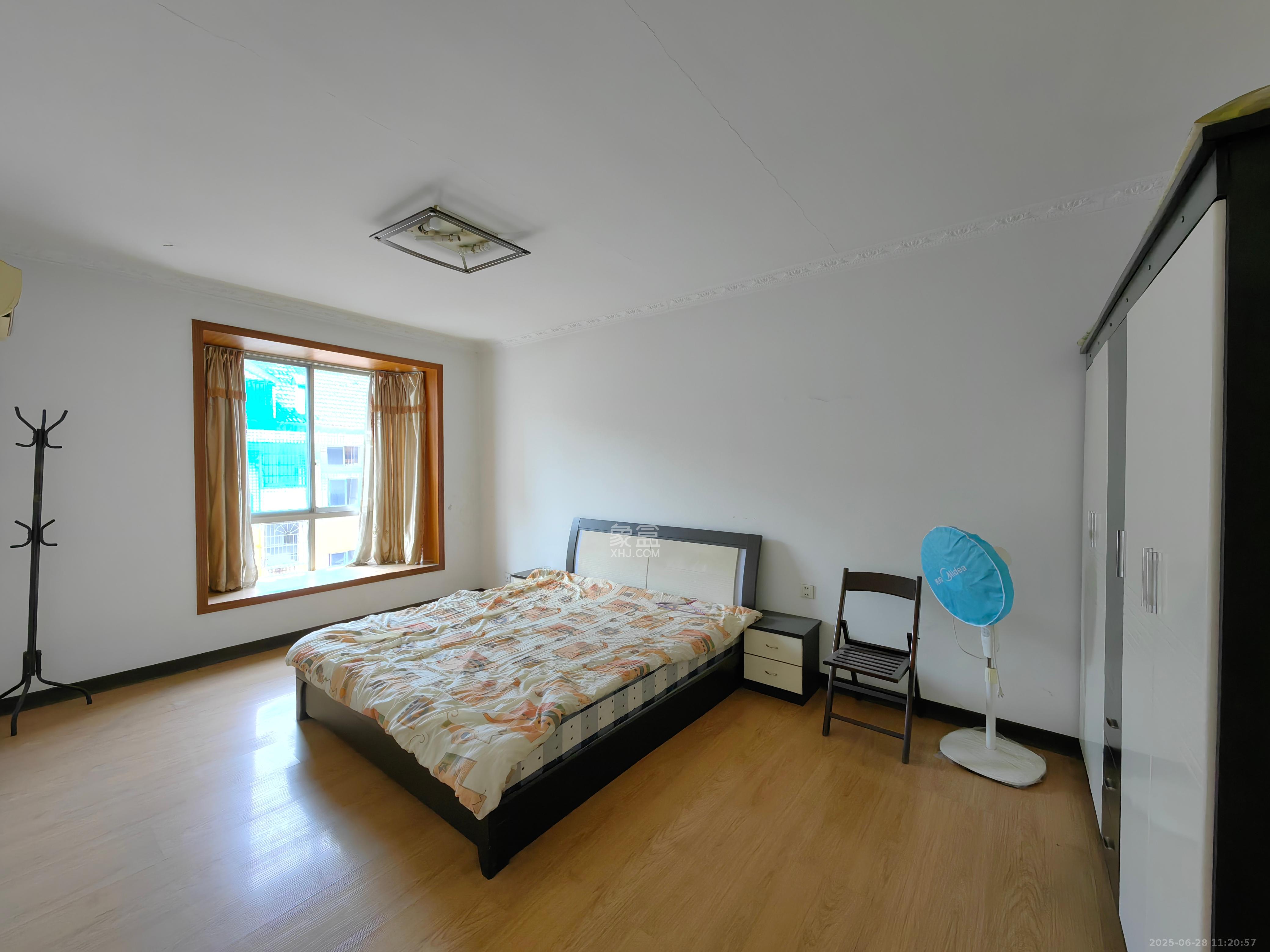 翡翠林居  3室2厅2卫    2000.0元/月室内图