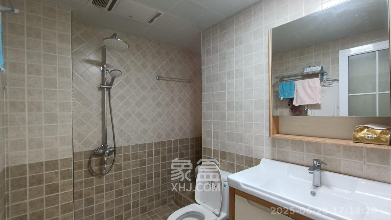 悦湖山 4室2厅2卫 2800.0元/月 悦湖山 4室2厅2卫 2800.0元/月室内图