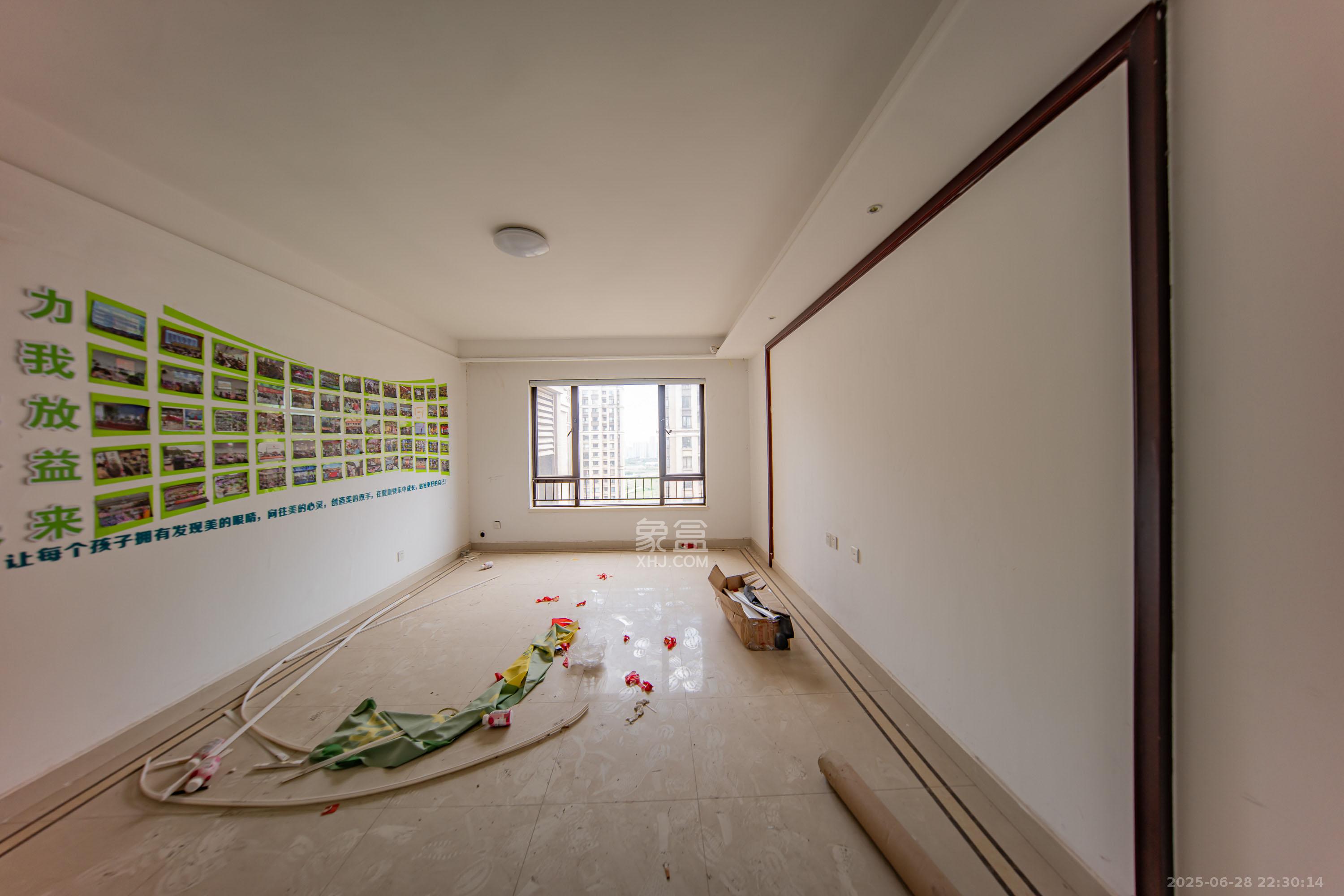 中海国际三期  4室2厅2卫    89.0万客厅