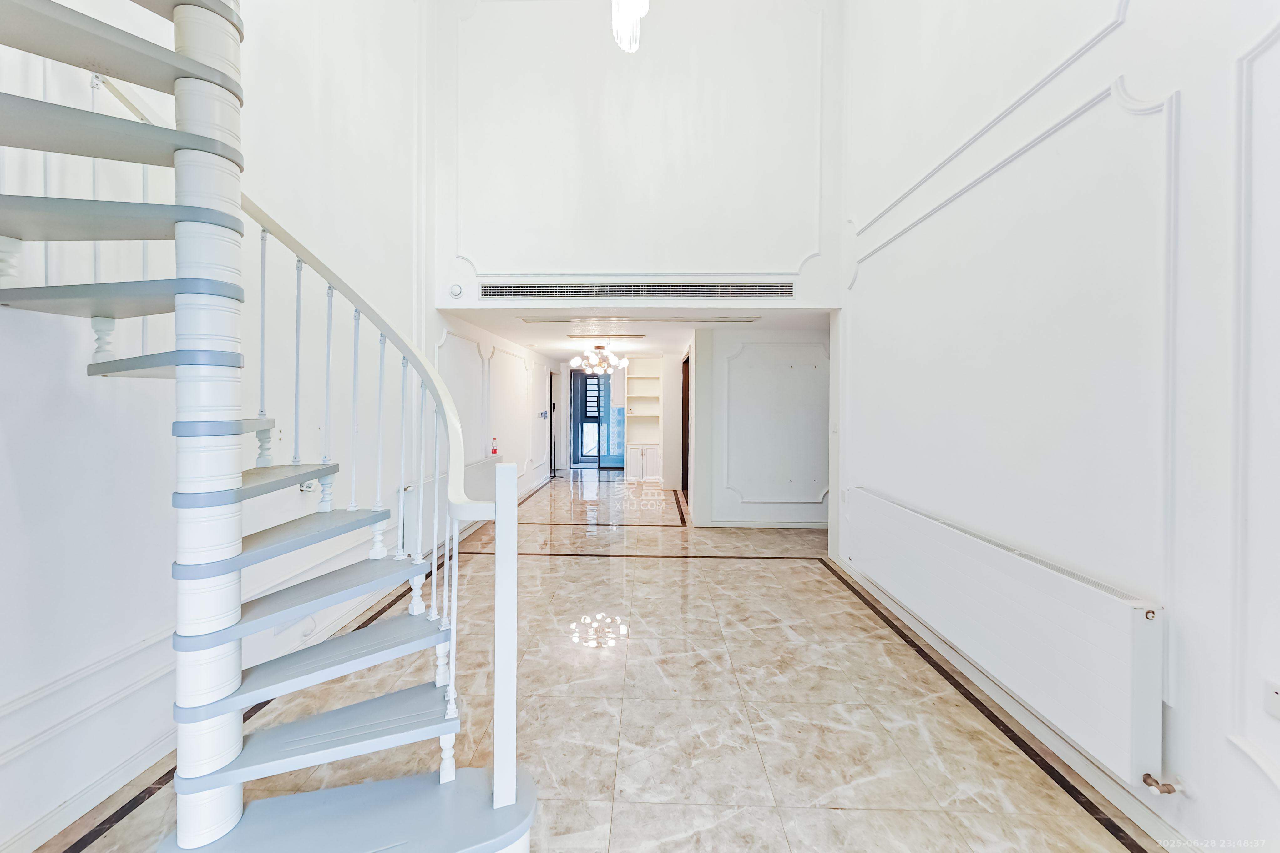 绿地长沙城际空间站(绿地新里佳苑)  5室2厅3卫    299.8万 绿地长沙城际空间站(绿地新里佳苑)  5室2厅3卫    299.8万客厅