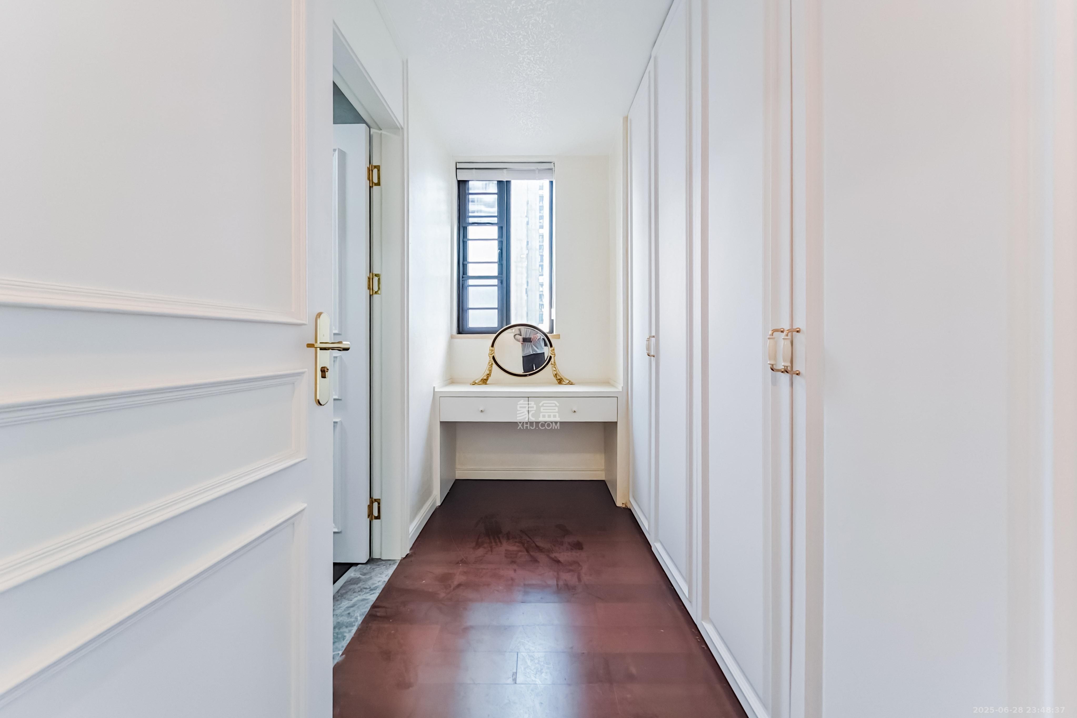 绿地长沙城际空间站(绿地新里佳苑)  5室2厅3卫    299.8万 绿地长沙城际空间站(绿地新里佳苑)  5室2厅3卫    299.8万卧室