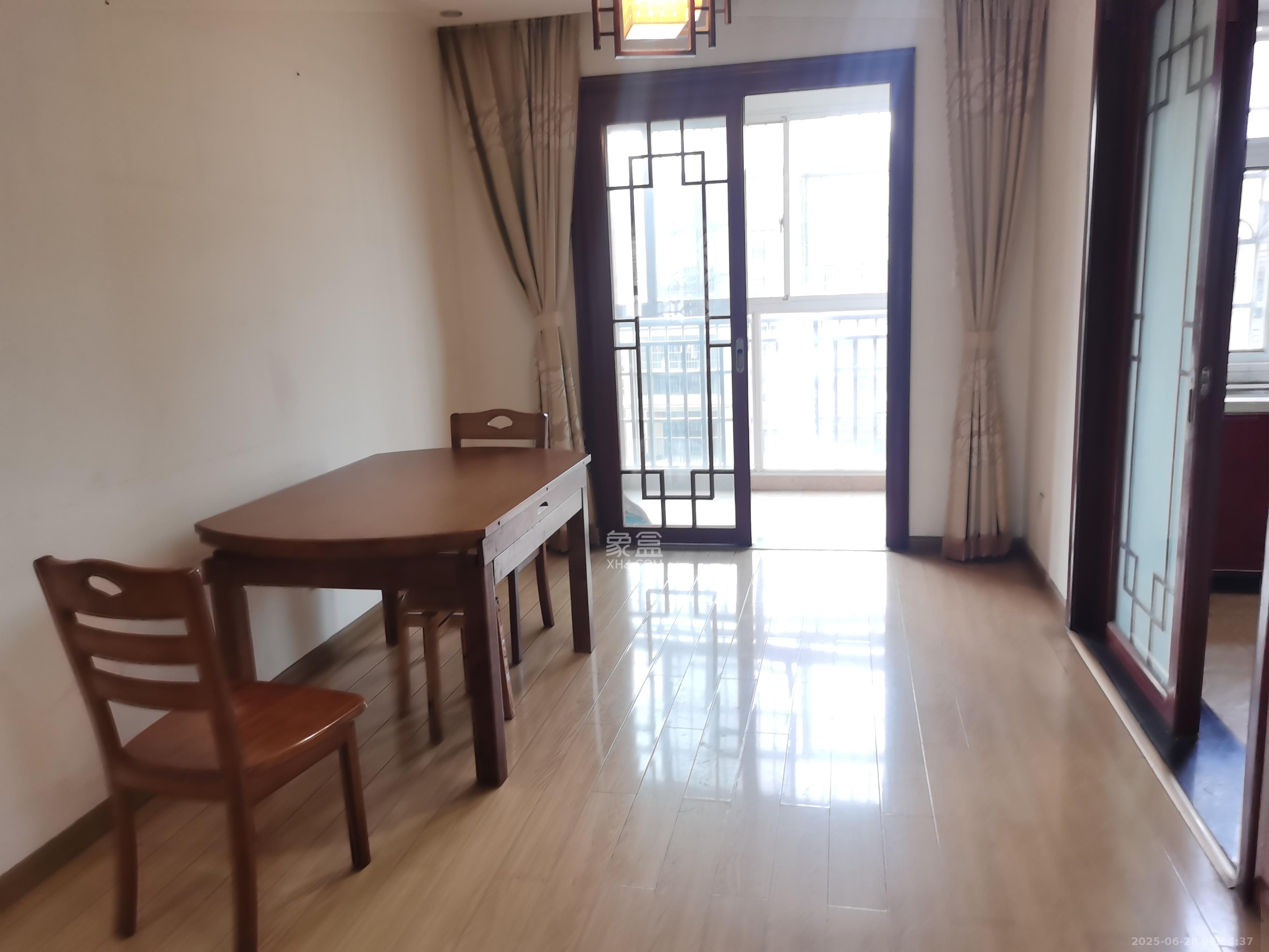 嘉盛华庭(一期、二期、三期) 3室2厅2卫 3500.0元/月 嘉盛华庭(一期、二期、三期) 3室2厅2卫 3500.0元/月室内图