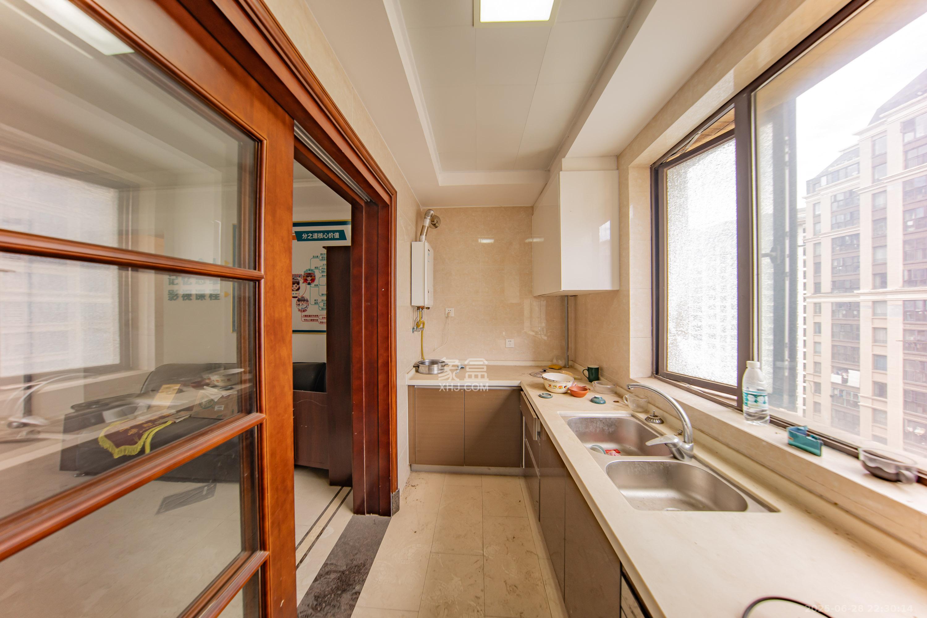 中海国际三期  4室2厅2卫    89.0万厨房