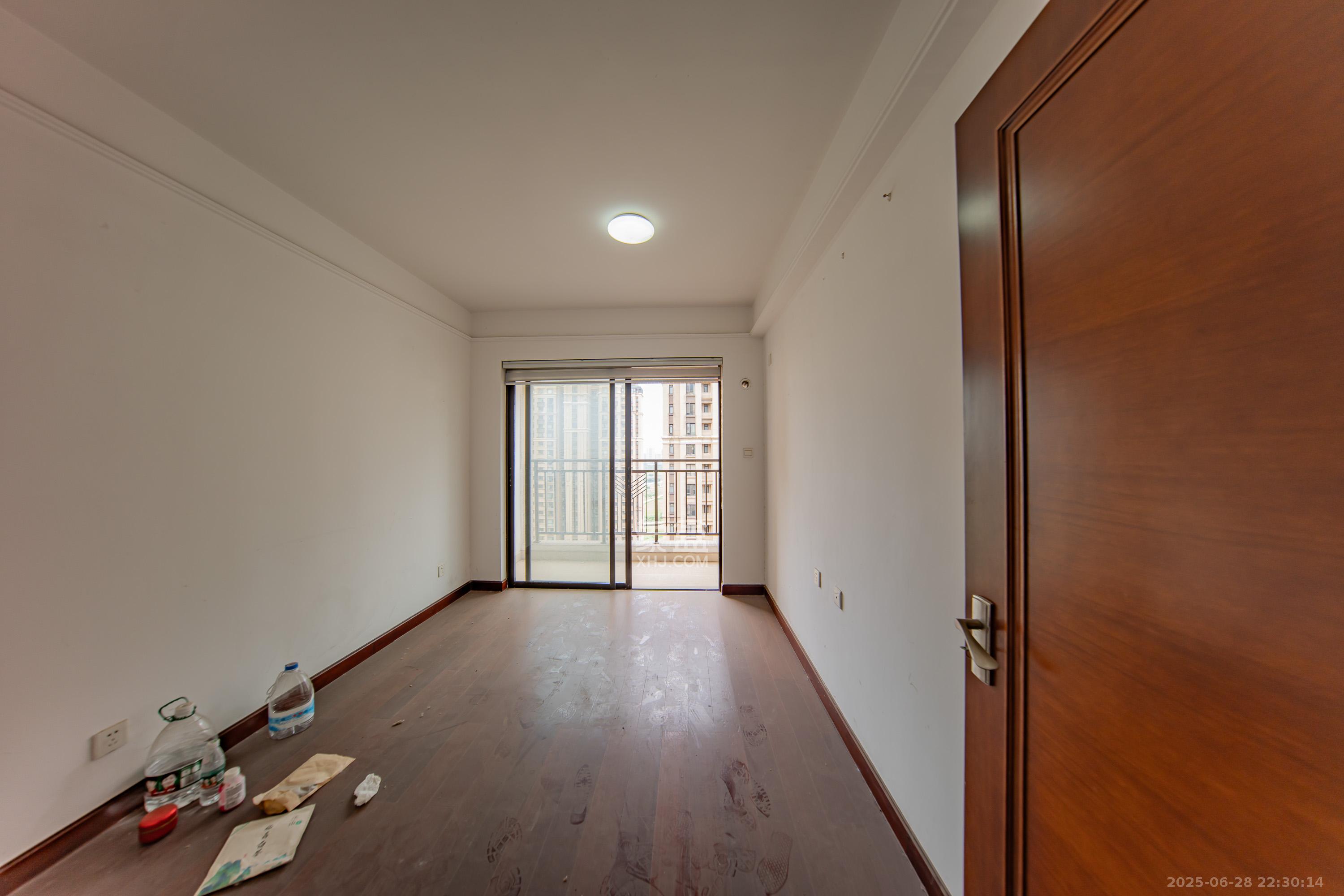 中海国际三期 4室2厅2卫 89.0万 中海国际三期 4室2厅2卫 89.0万卧室