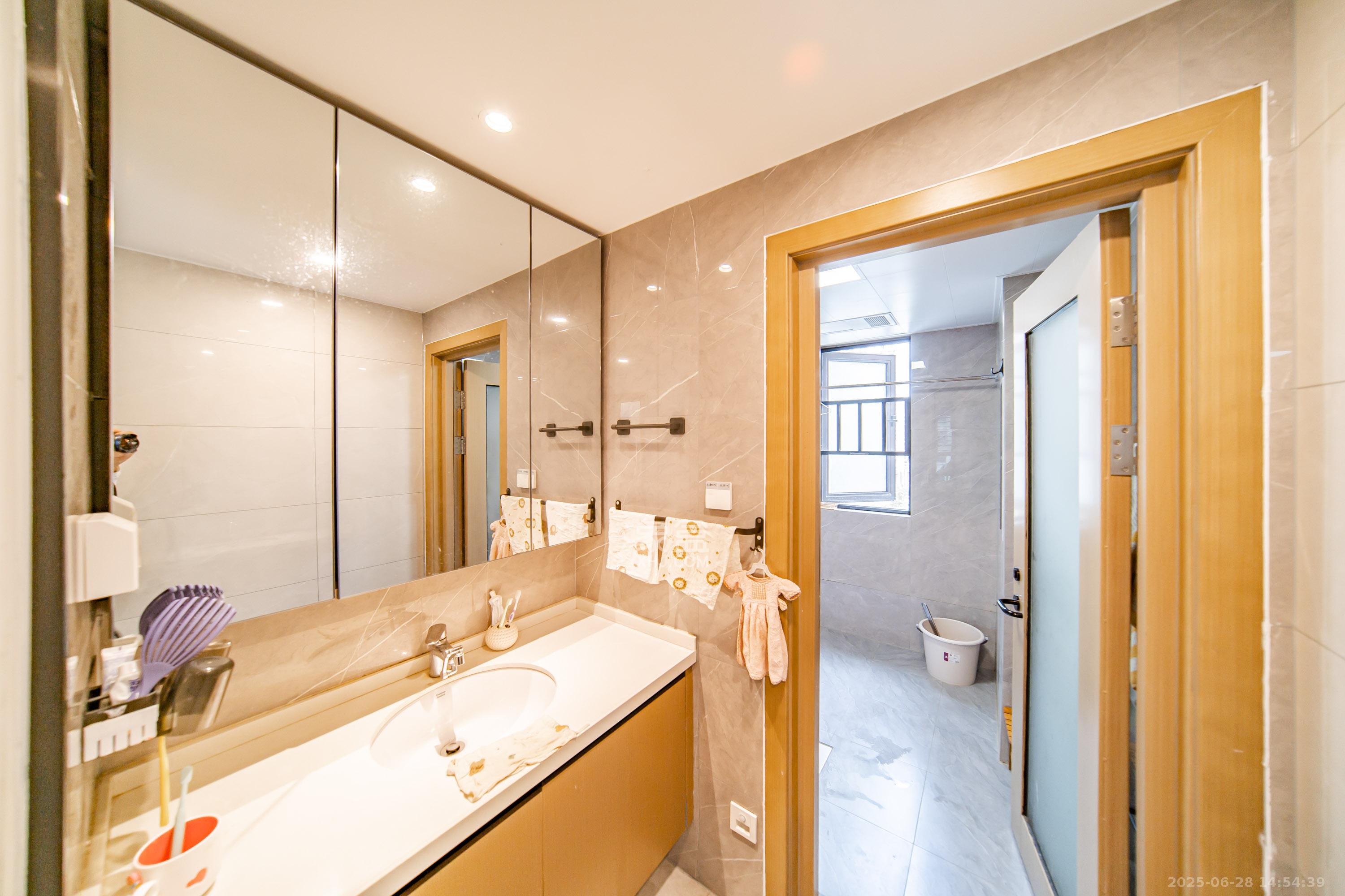 城发恒伟星雅韵(恒伟星辉苑)  4室2厅2卫    208.0万 城发恒伟星雅韵(恒伟星辉苑)  4室2厅2卫    208.0万卫生间