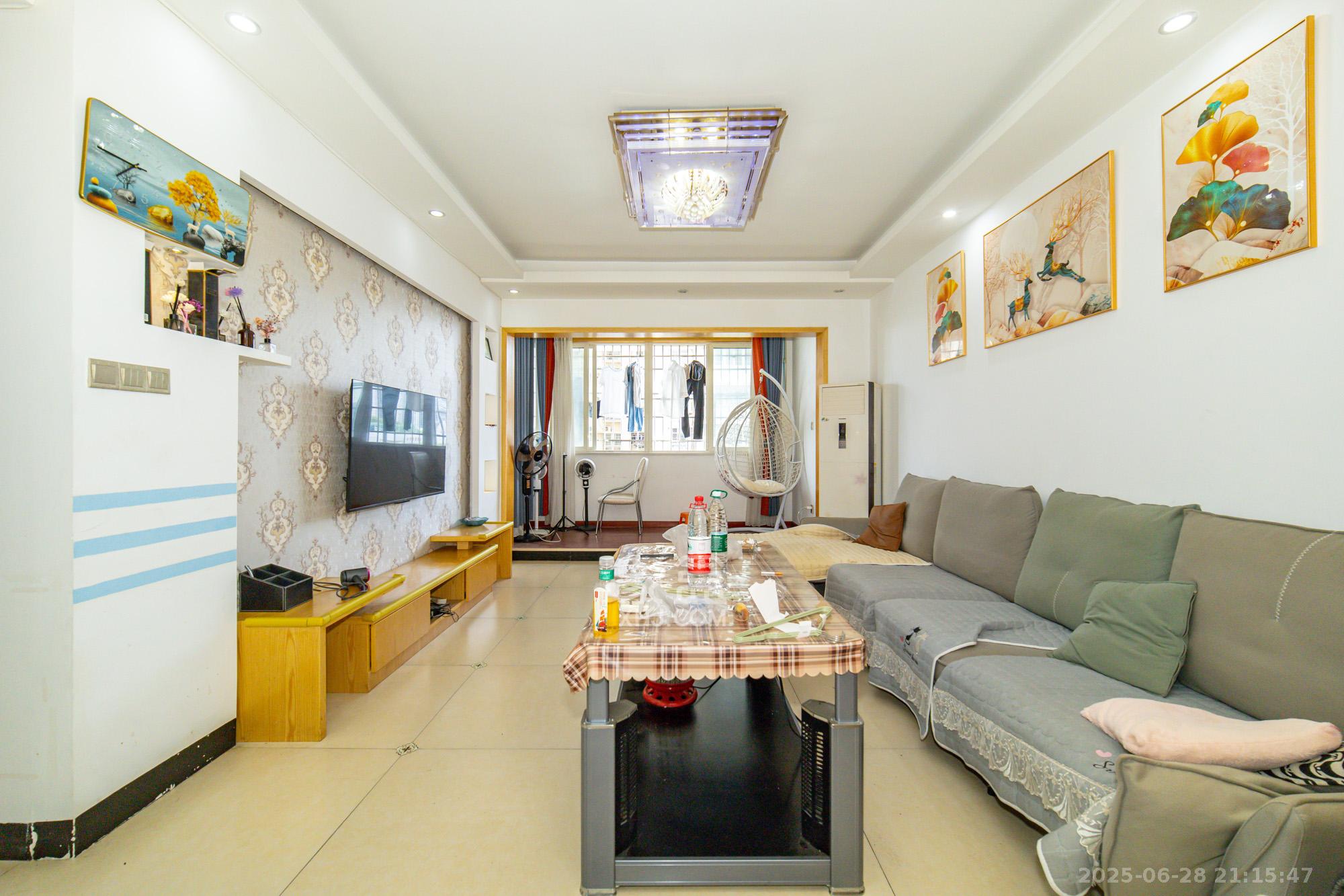 楚天中苑 3室2厅2卫 56.0万 楚天中苑 3室2厅2卫 56.0万客厅