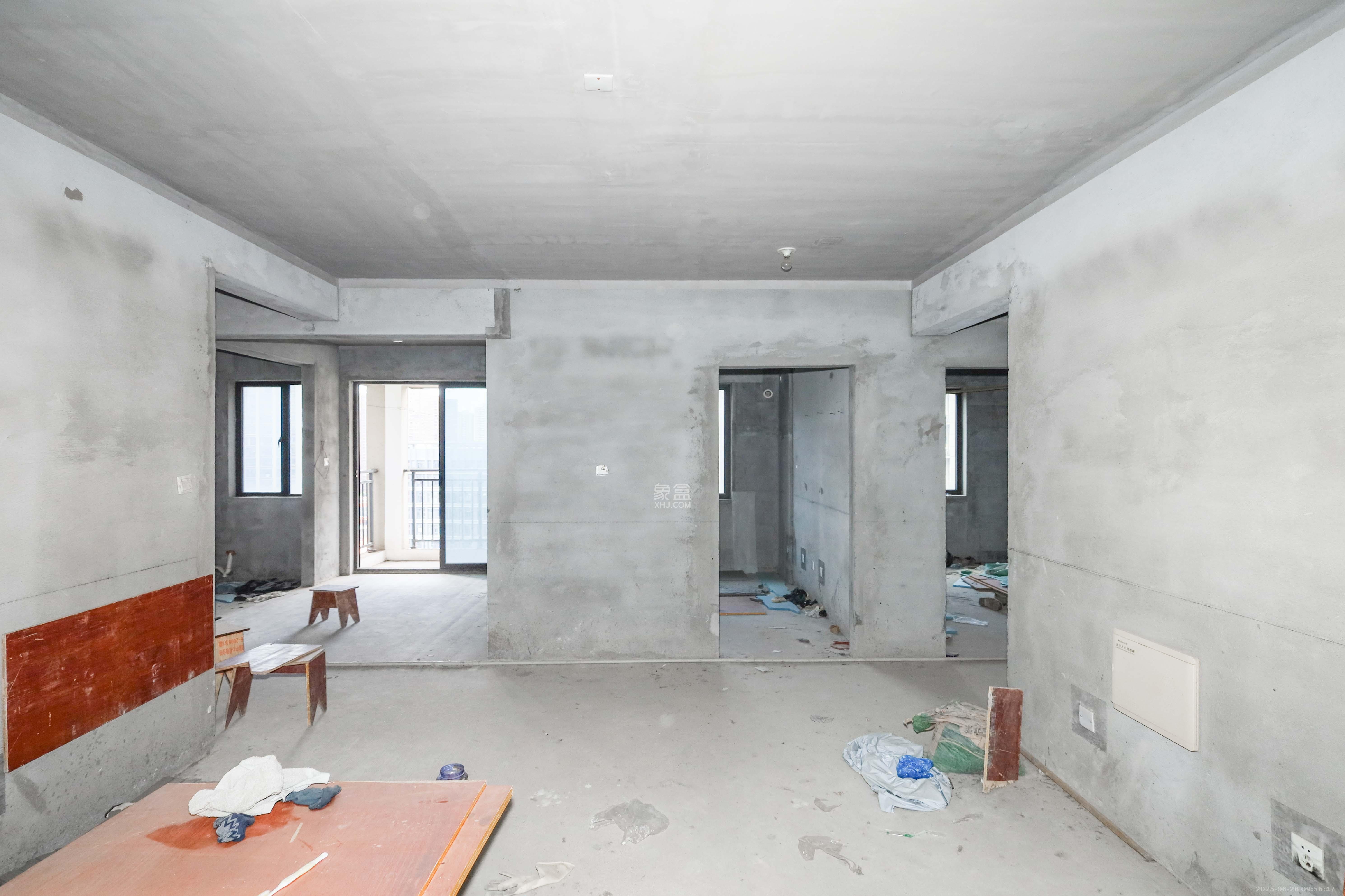 中国铁建梅溪青秀二期  4室2厅2卫   136.00万客厅
