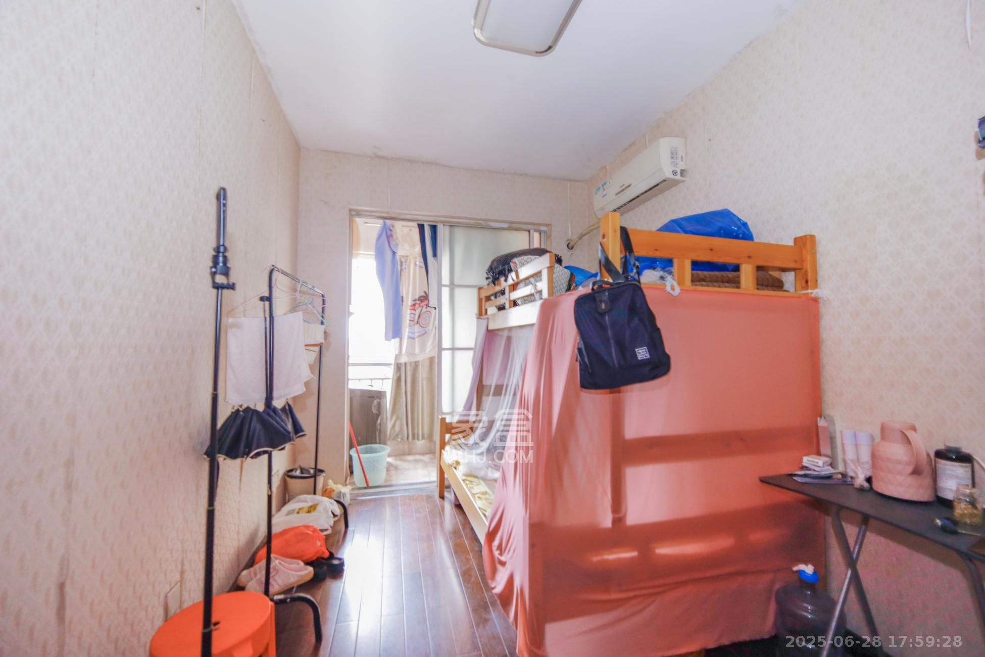 路桥大厦  4室2厅2卫   130.00万卧室