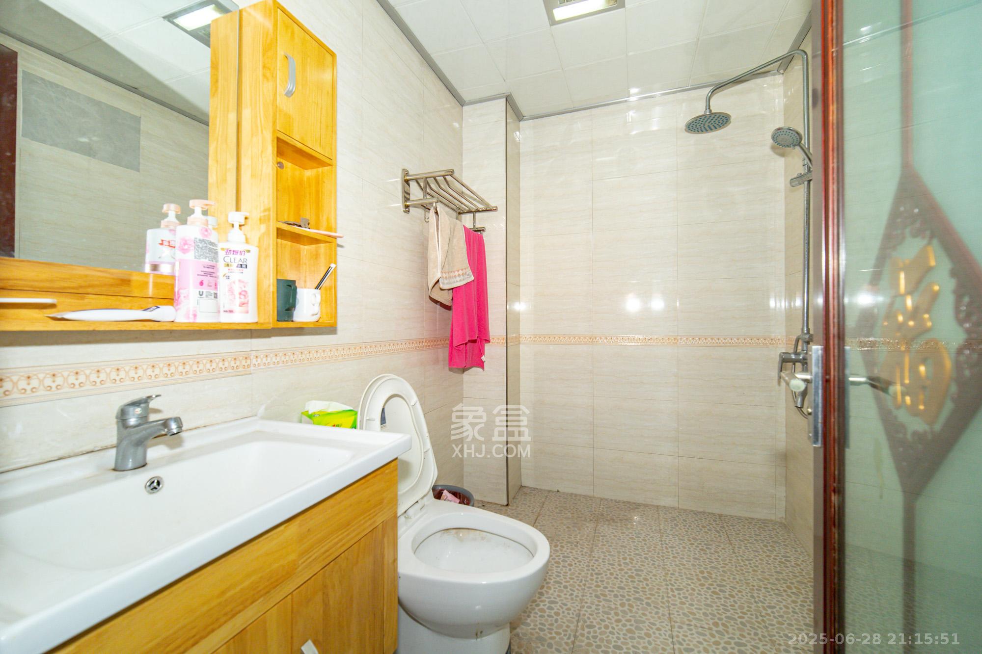 楚天中苑  3室2厅2卫    56.0万卫生间