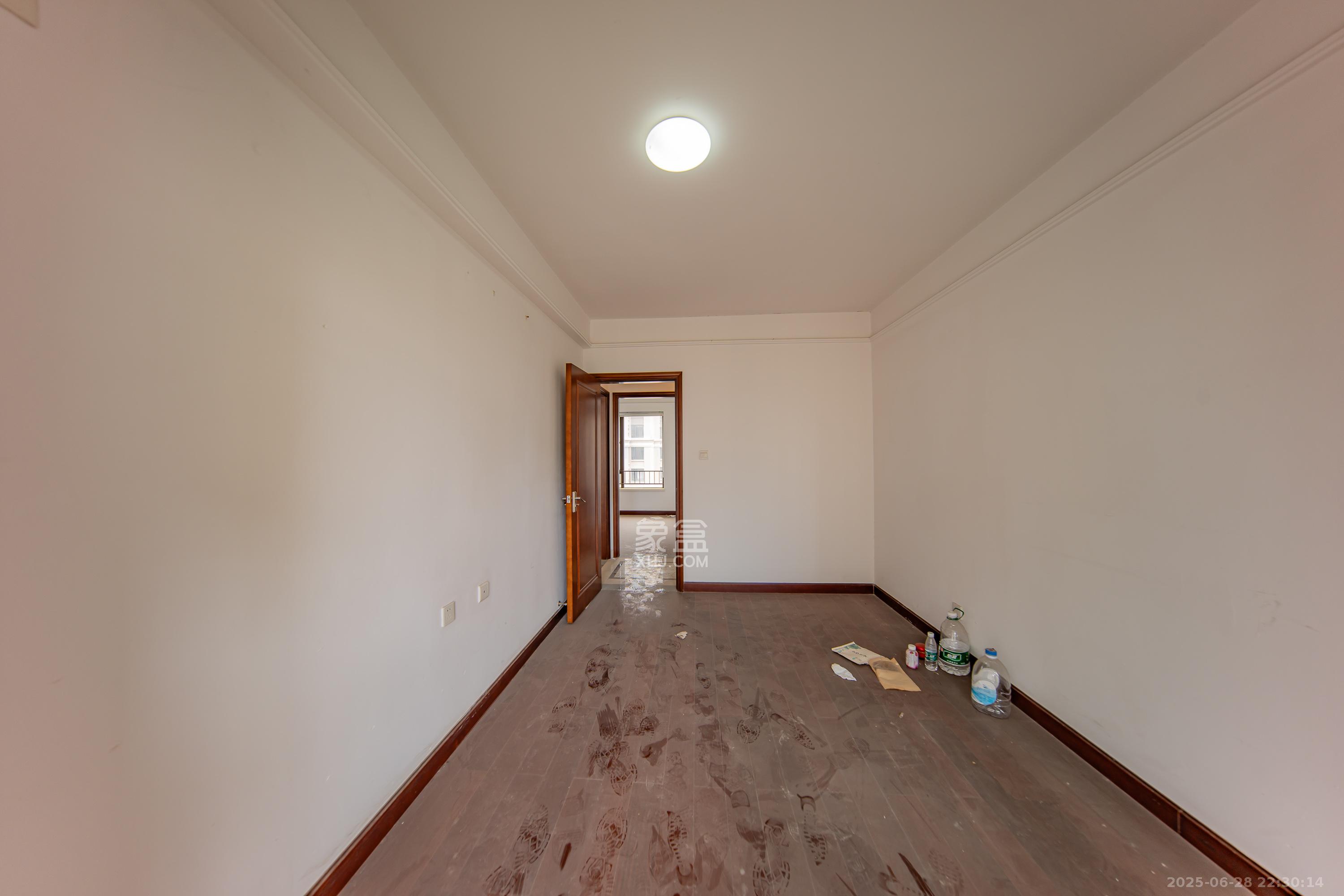 中海国际三期  4室2厅2卫    89.0万卧室