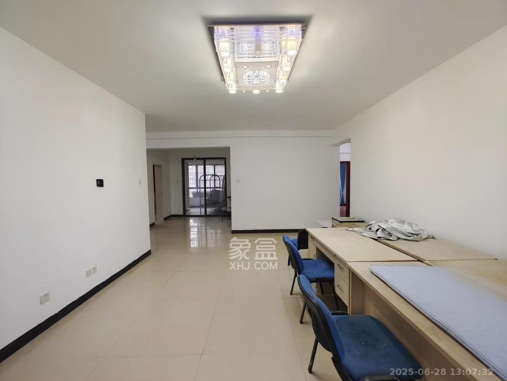 鑫远湘府华城  3室2厅2卫    2700.0元/月 鑫远湘府华城  3室2厅2卫    2700.0元/月室内图