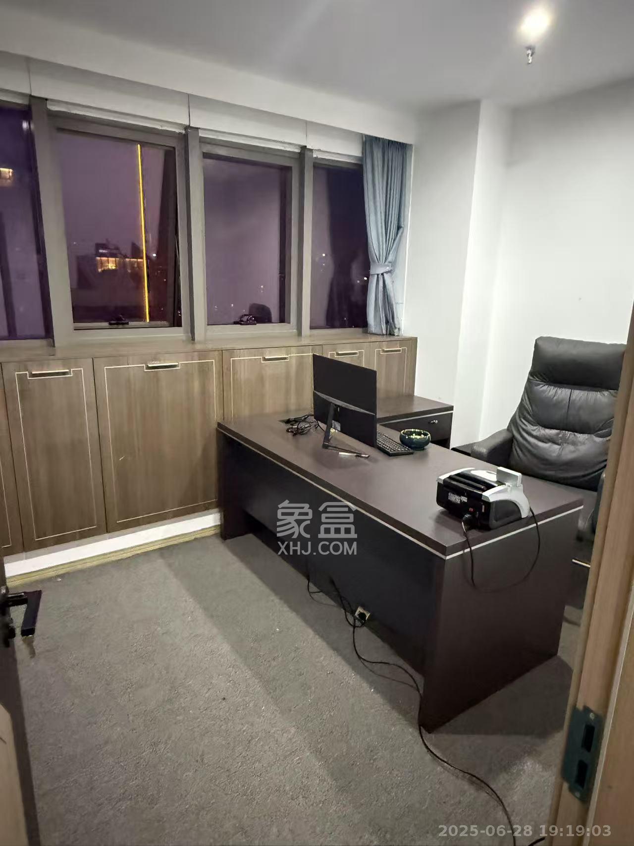 长房时代城   190.0㎡      9800.0元/月室内图