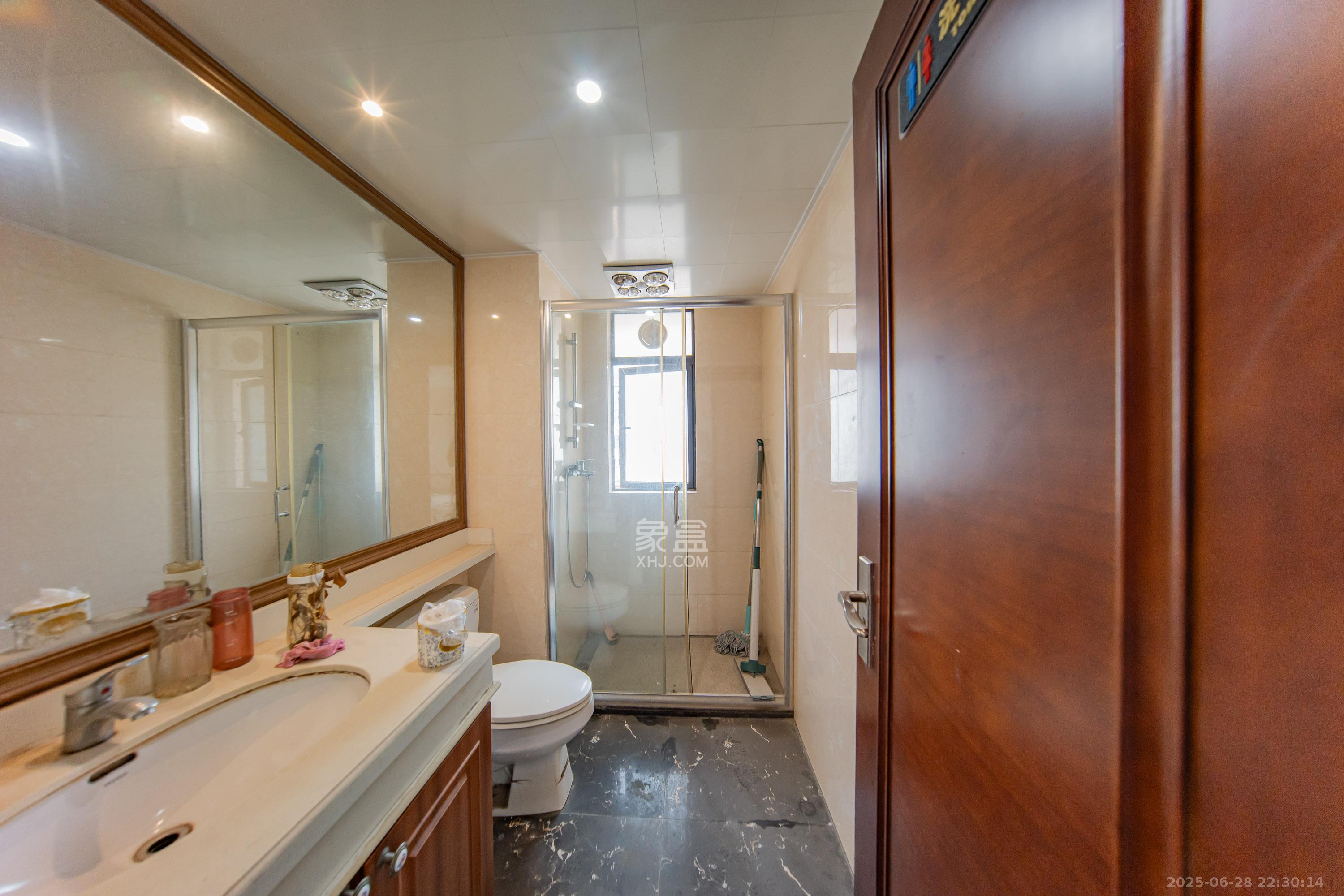 中海国际三期  4室2厅2卫    89.0万卫生间