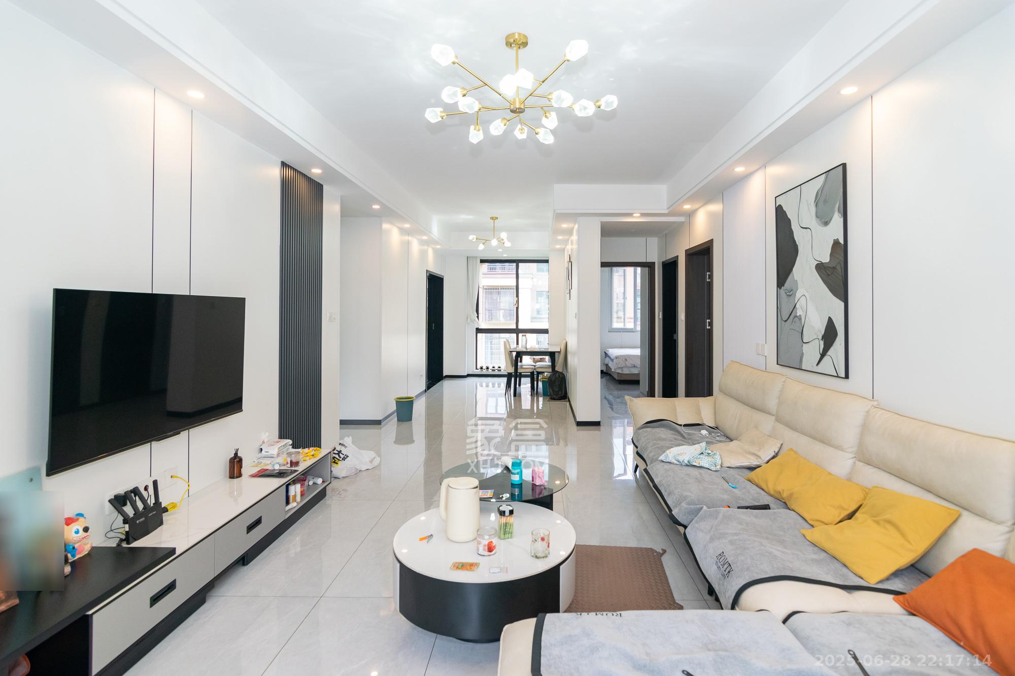 金地三千府(金地湖山樾、金地自在城) 3室2厅2卫 98.0万 金地三千府(金地湖山樾、金地自在城) 3室2厅2卫 98.0万客厅