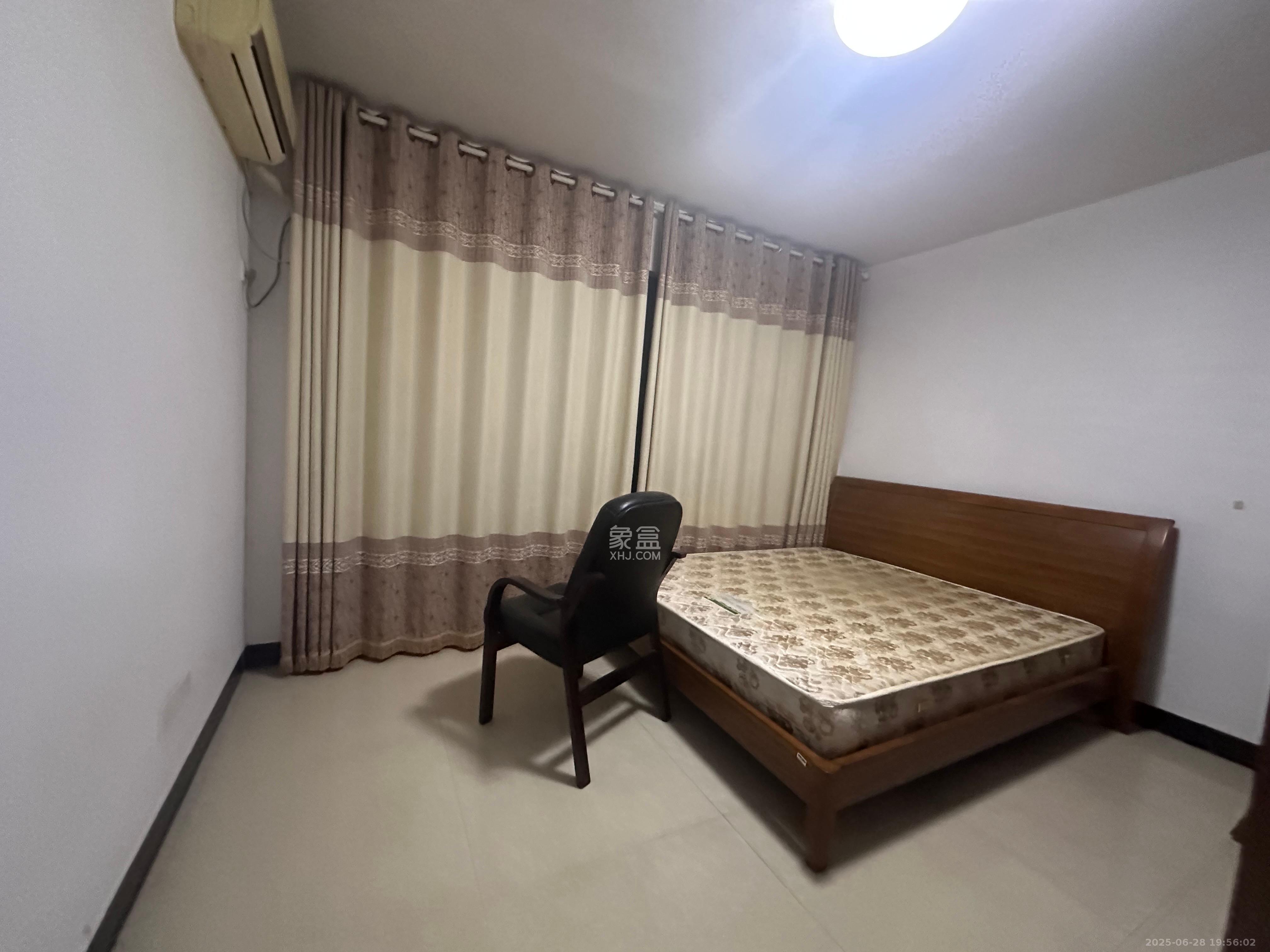 满庭芳小区 3室2厅1卫 2600.0元/月 满庭芳小区 3室2厅1卫 2600.0元/月室内图